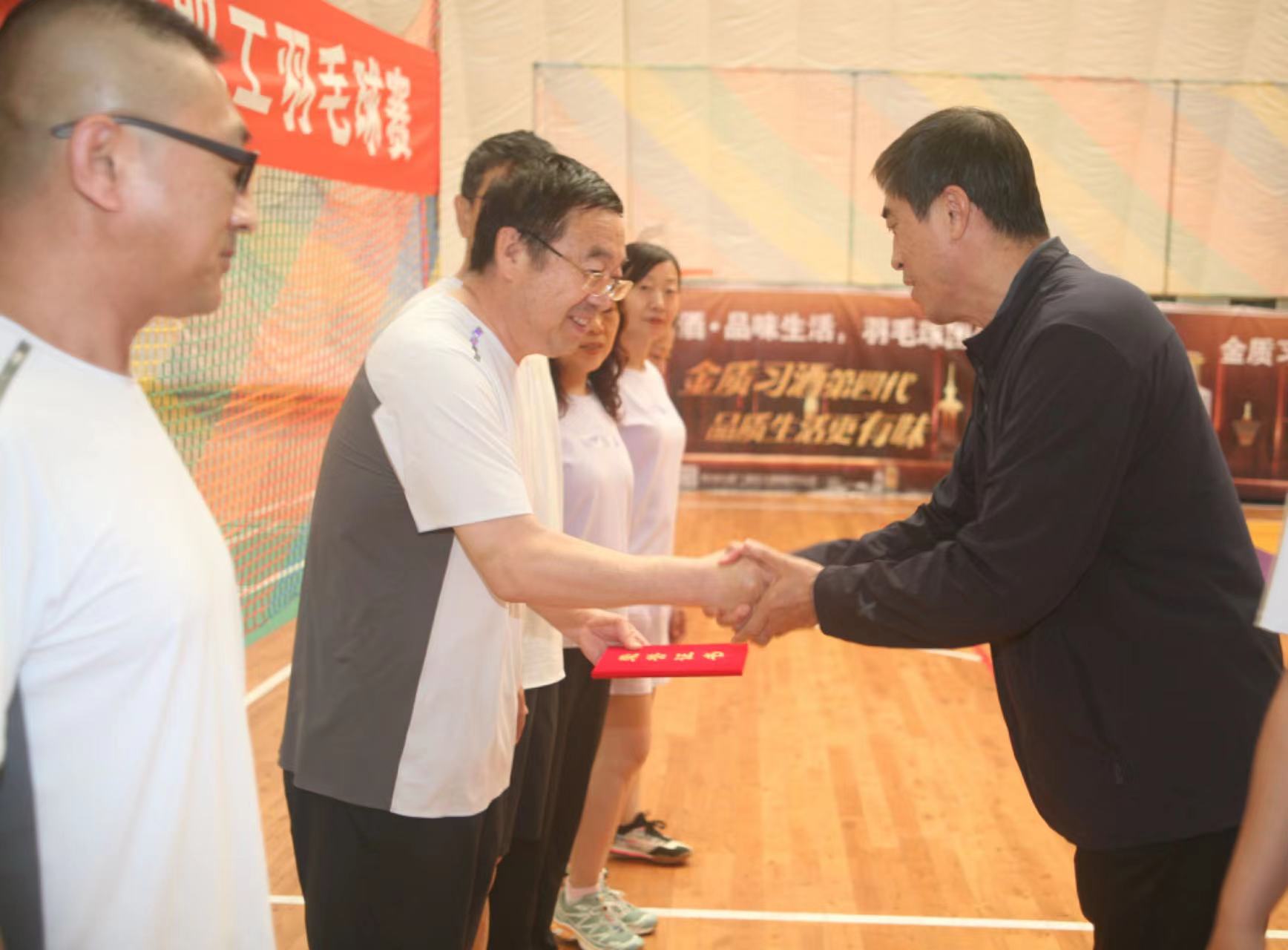 赤峰平煤投资有限责任公司“感恩时代·奉献平投”职工羽毛球赛圆满落幕(图2) 赤峰平煤投资有限责任公司“感恩时代·奉献平投”职工羽毛球赛圆满落幕(图2)