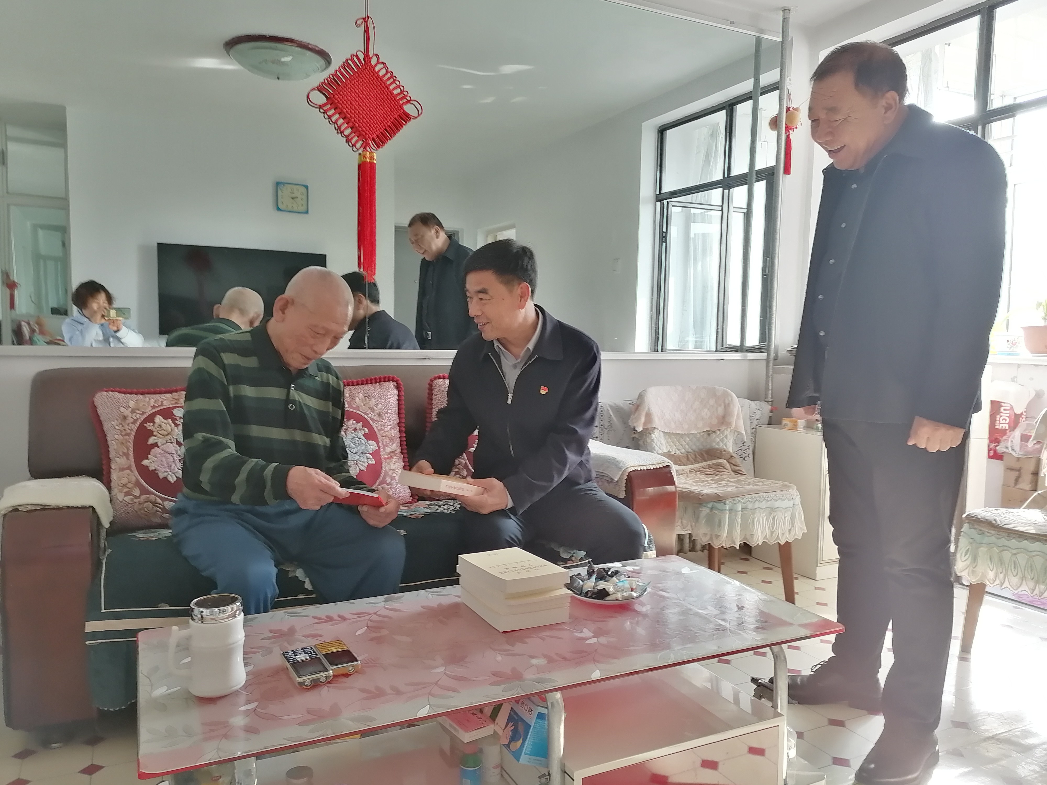 离退休人员管理处党委开展“送学到家”活动(图1) 离退休人员管理处党委开展“送学到家”活动(图1)