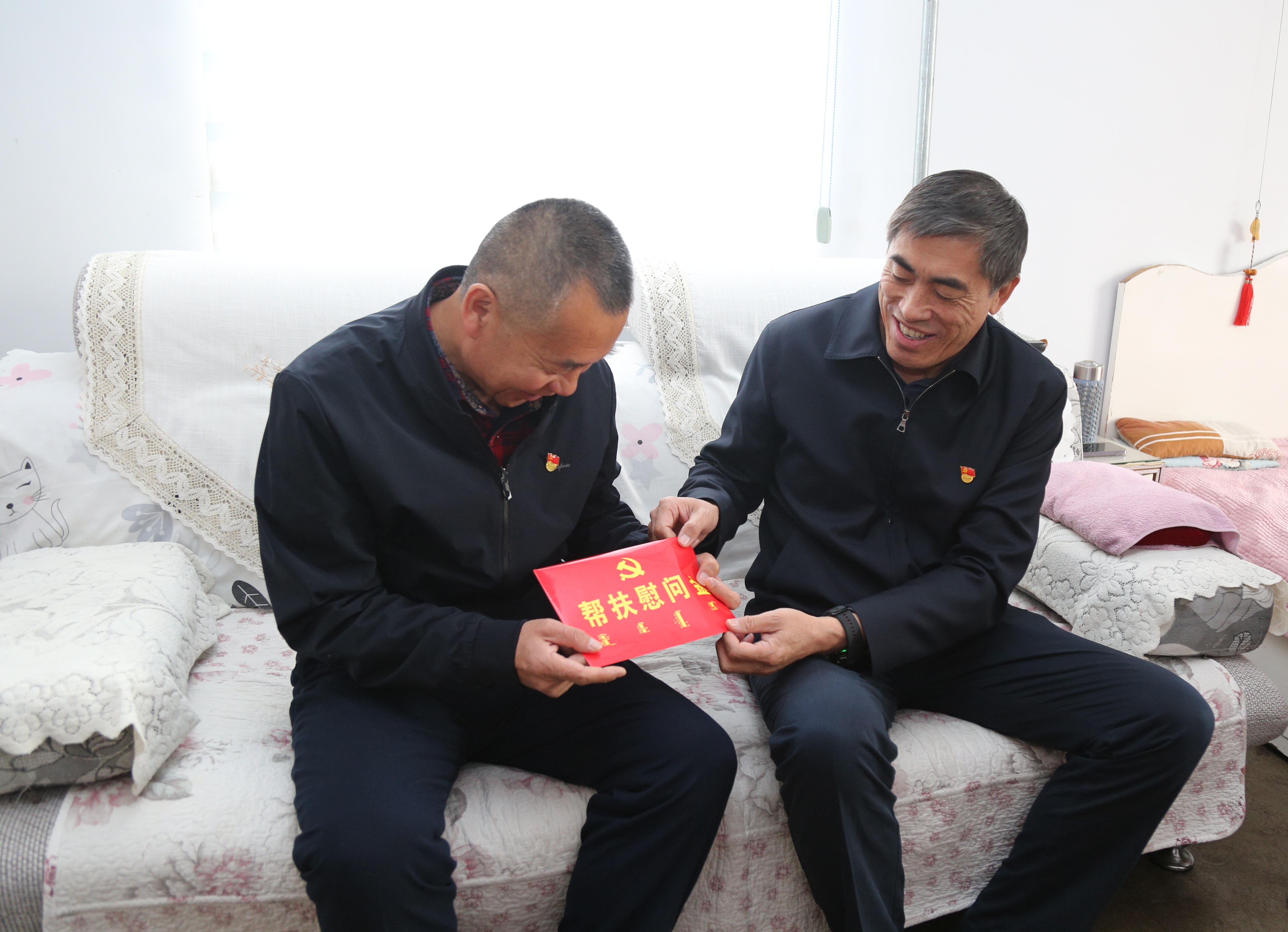 平煤投资公司党委走访慰问困难党员(图1)