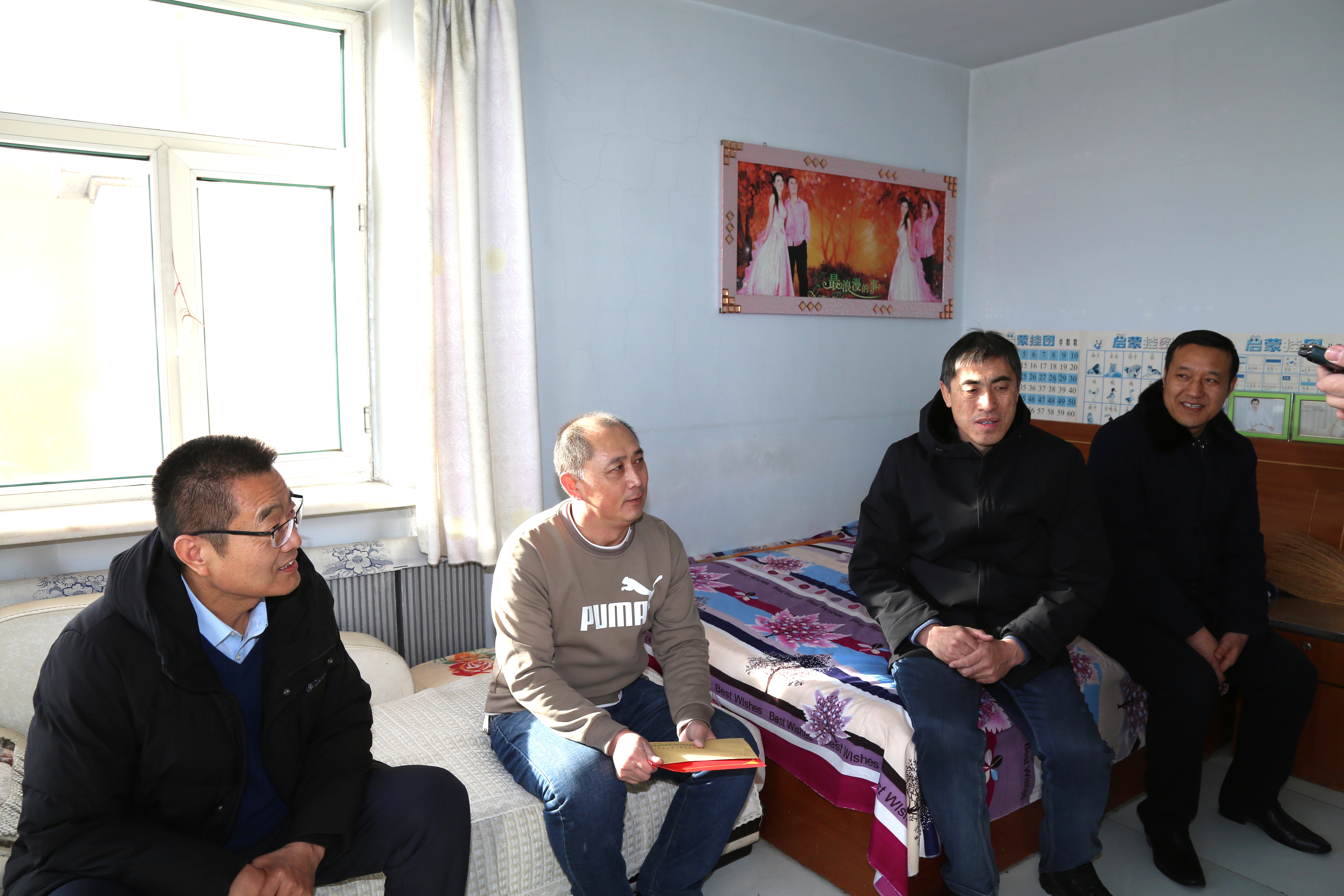 市国资委领导春节前走访慰问平煤投资公司困难党员(图1)