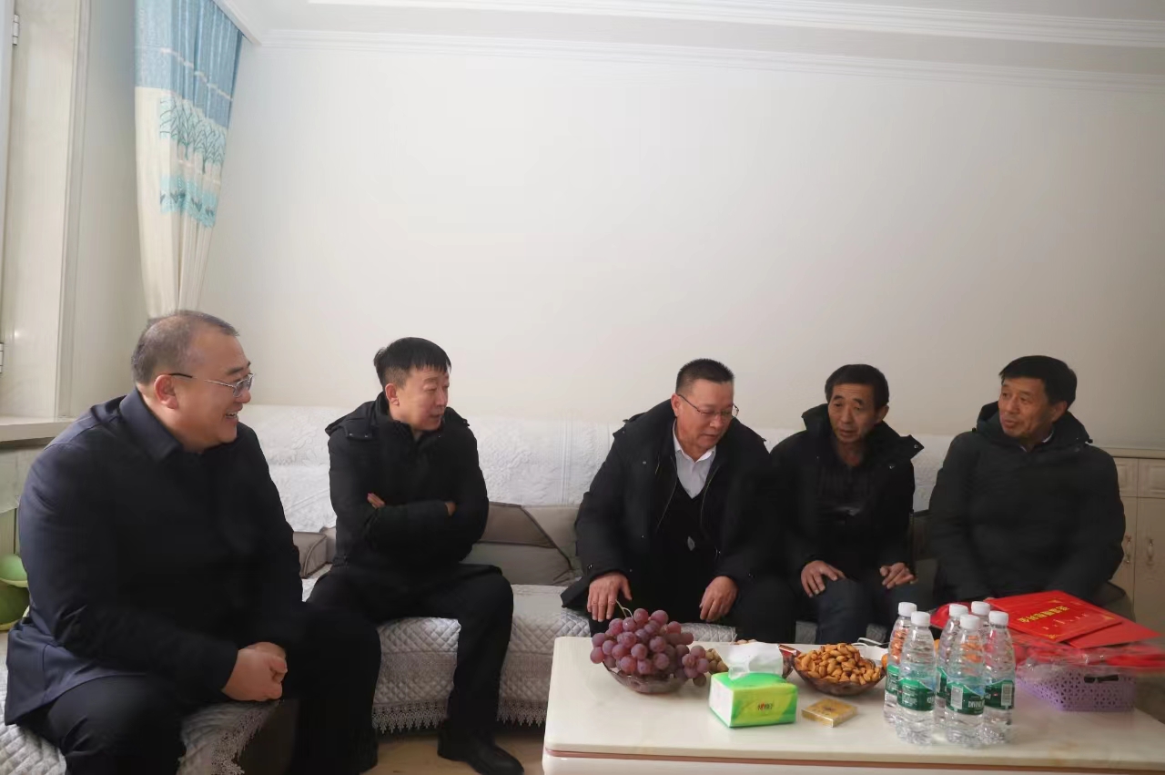 平煤投资公司党委春节前夕开展走访慰问活动(图3)