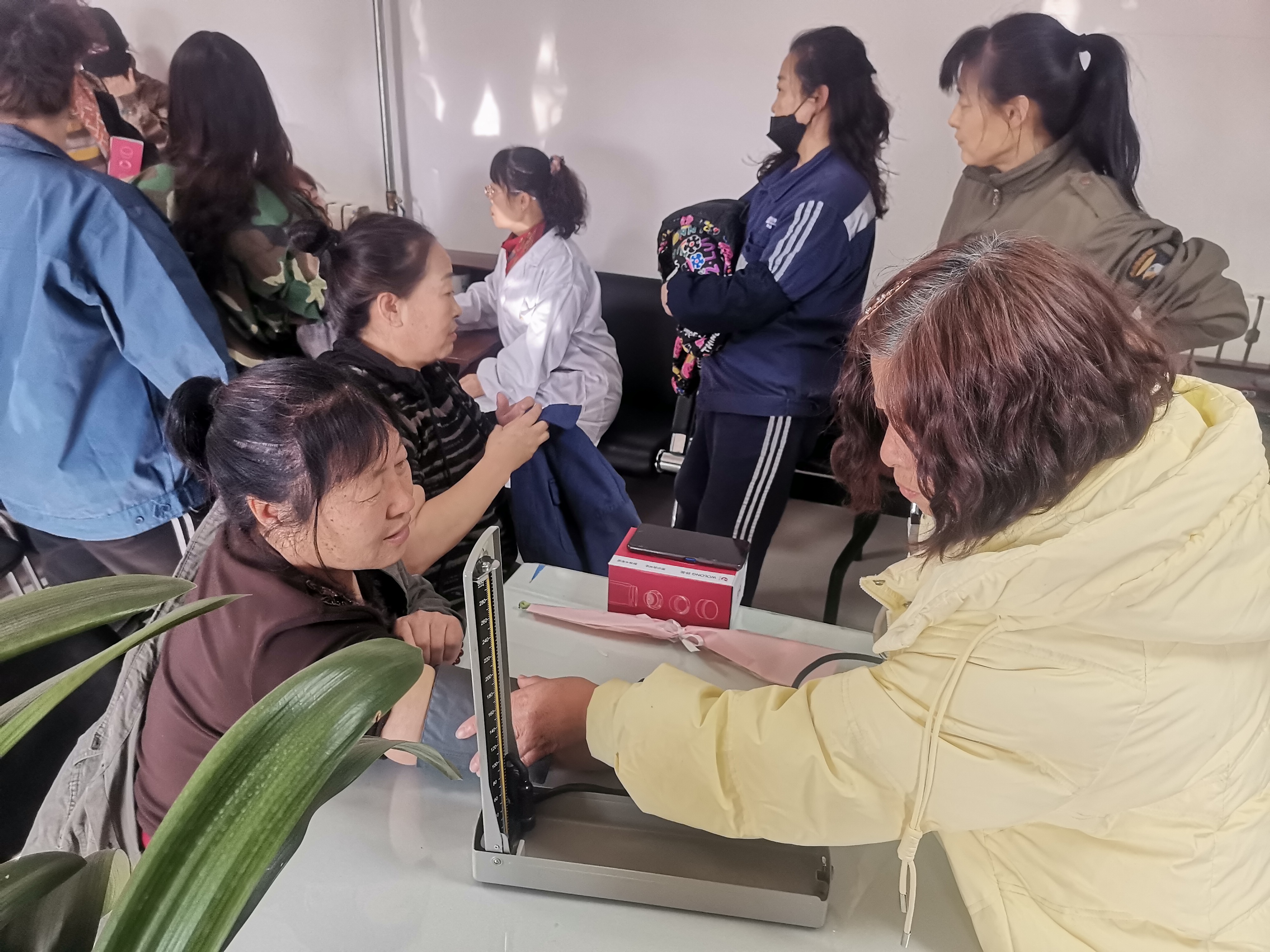 五家物业公司党委组织开展庆祝“三八”国际劳动妇女节活动(图2)