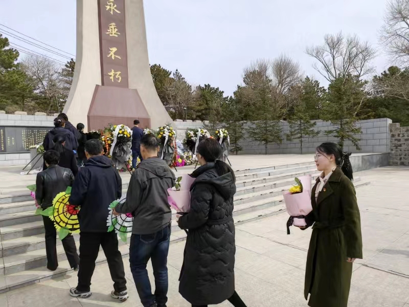 离退休人员管理处机关党支部联合天山社区开展“缅怀革命先烈，传承革命精神”清明主题党日活动(图2)