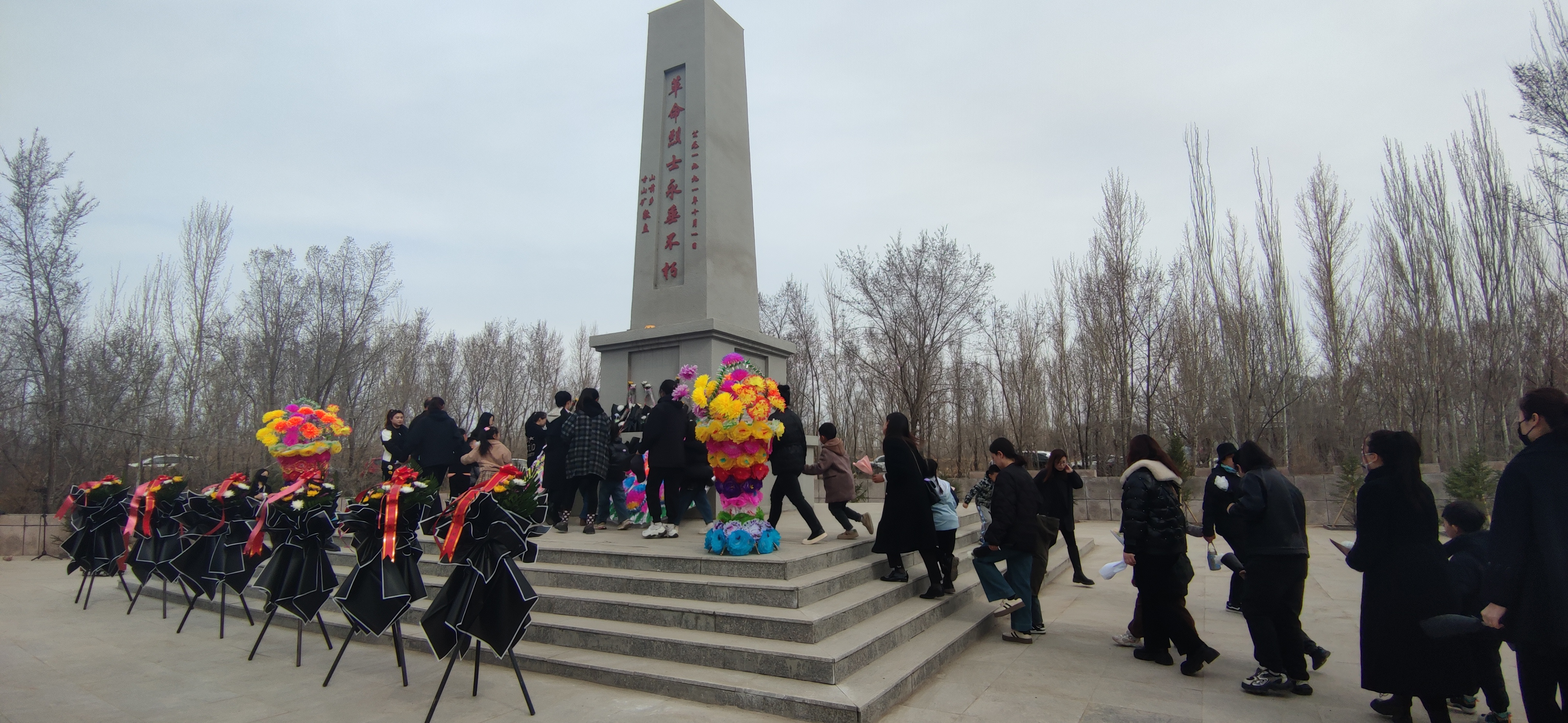 星河水泥公司党委与新景村党总支联合组织“缅怀革命英烈 激发奋进力量”主题党日活动(图2)