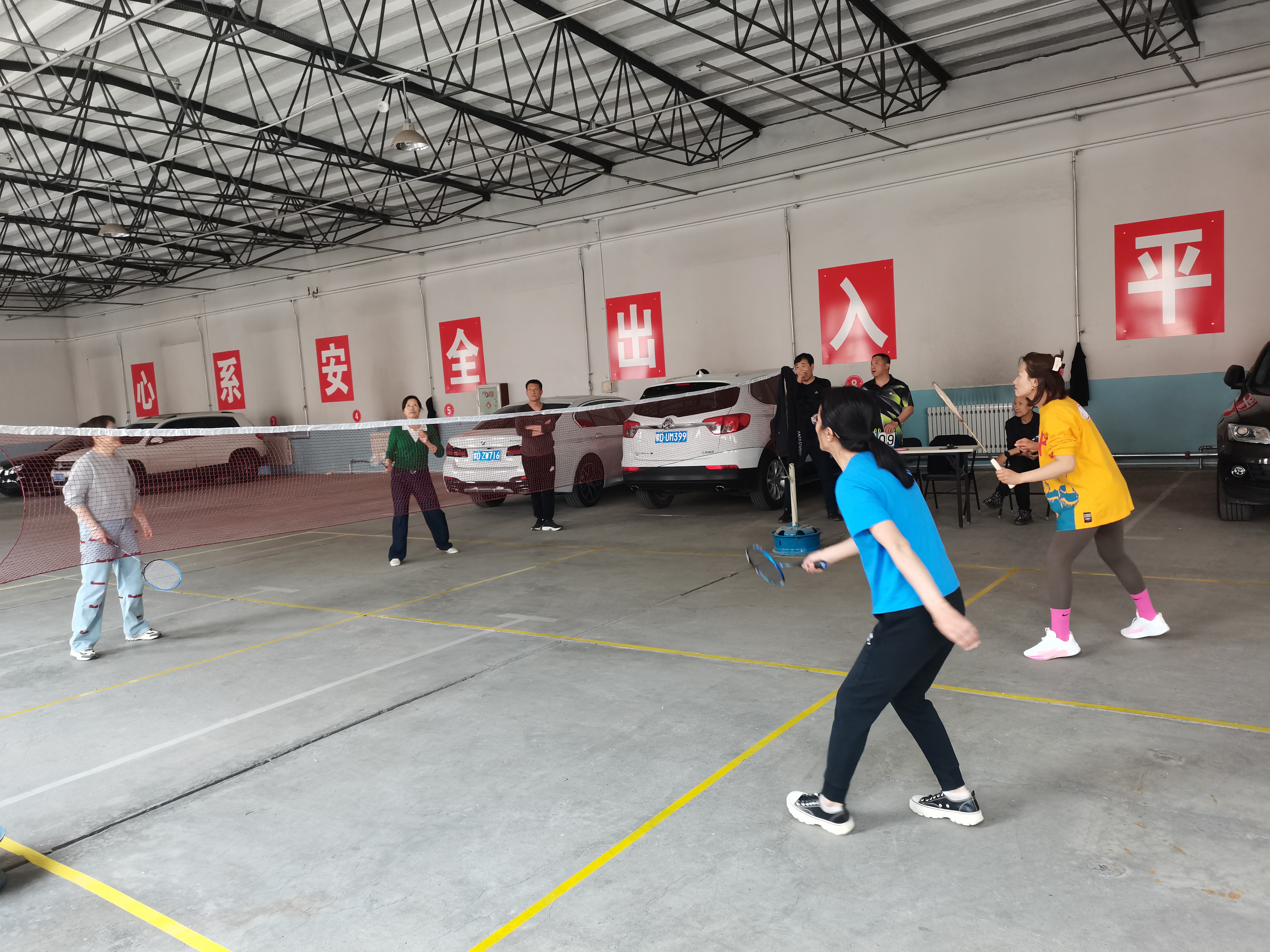平庄分公司举办迎“五一”羽毛球赛(图1)