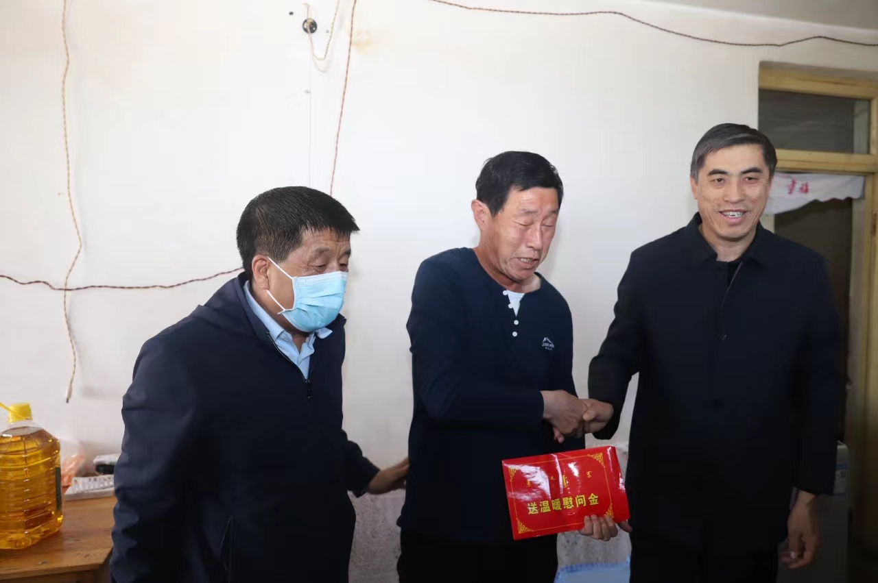 “五·一”慰问暖人心  走访劳模送关怀(图1) “五·一”慰问暖人心  走访劳模送关怀(图1)