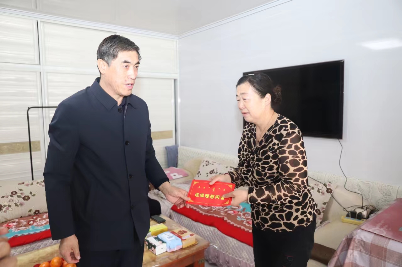 “五·一”慰问暖人心  走访劳模送关怀(图2) “五·一”慰问暖人心  走访劳模送关怀(图2)