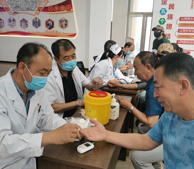 元煤矿区物业管理公司医院党支部开展 “关爱健康，走进社区义诊”主题党日活动(图2)