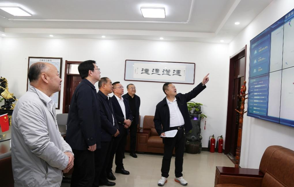 市国资委党委书记、主任周占利一行到赤峰平煤投资公司调研指导工作(图1)