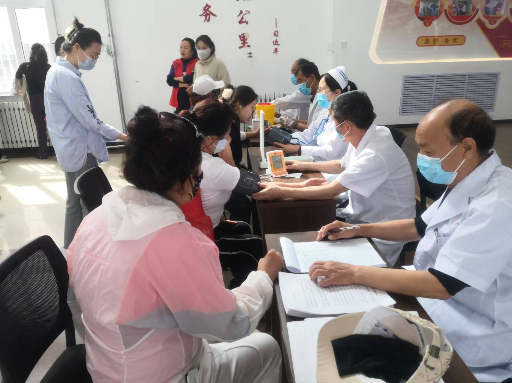 铸牢中华民族共同体意识  爱心义诊进社区(图2)