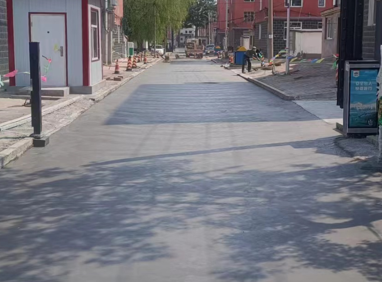 积极行动，修补路面塌陷保民生(图1)