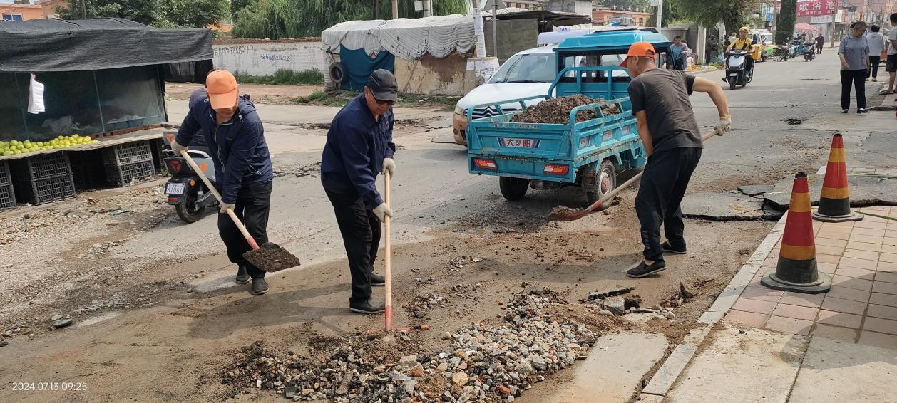 清理雨后泥沙   保障道路畅通(图1)