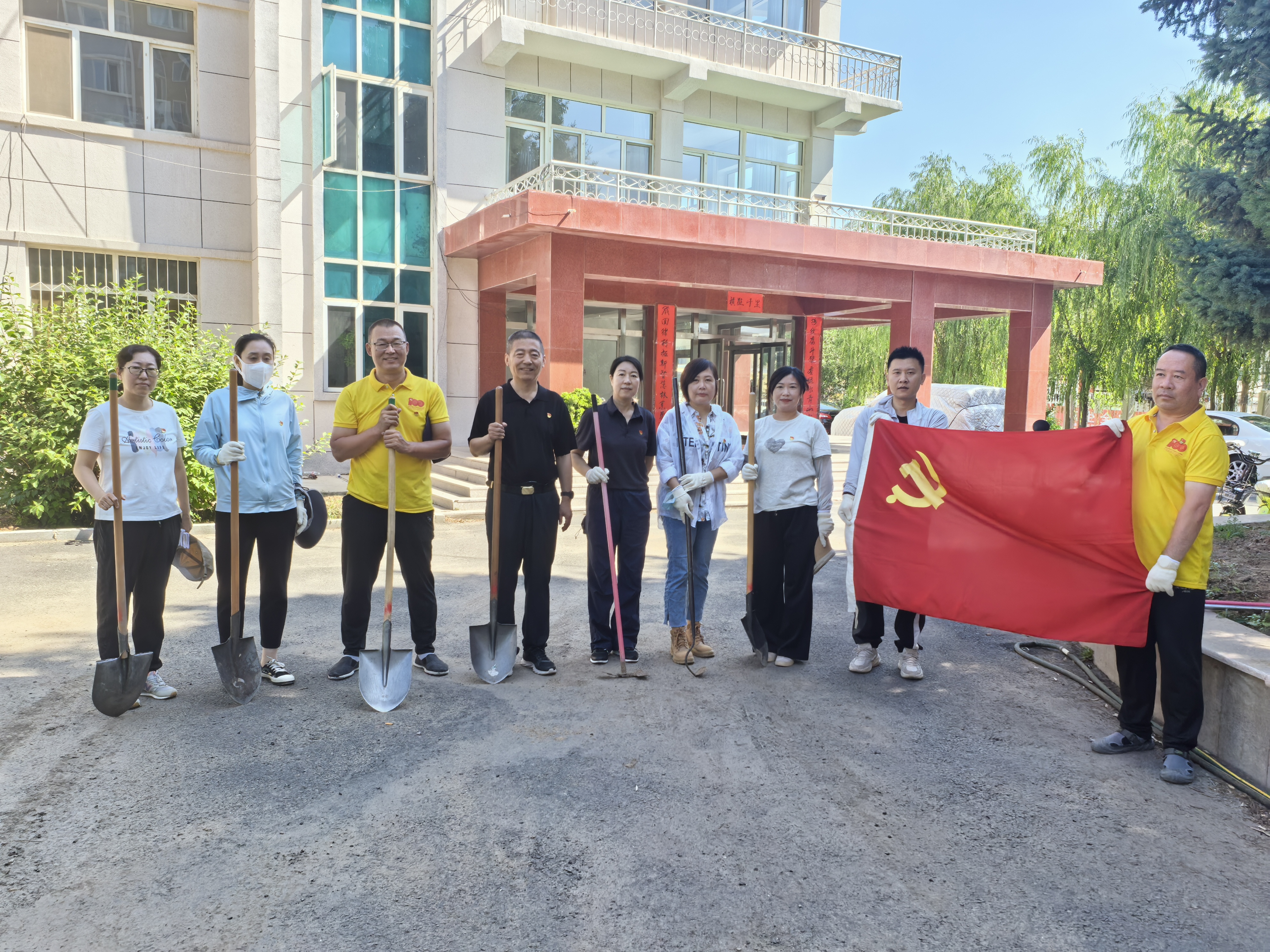 义务奉献亮身份 美化环境做先锋(图1)