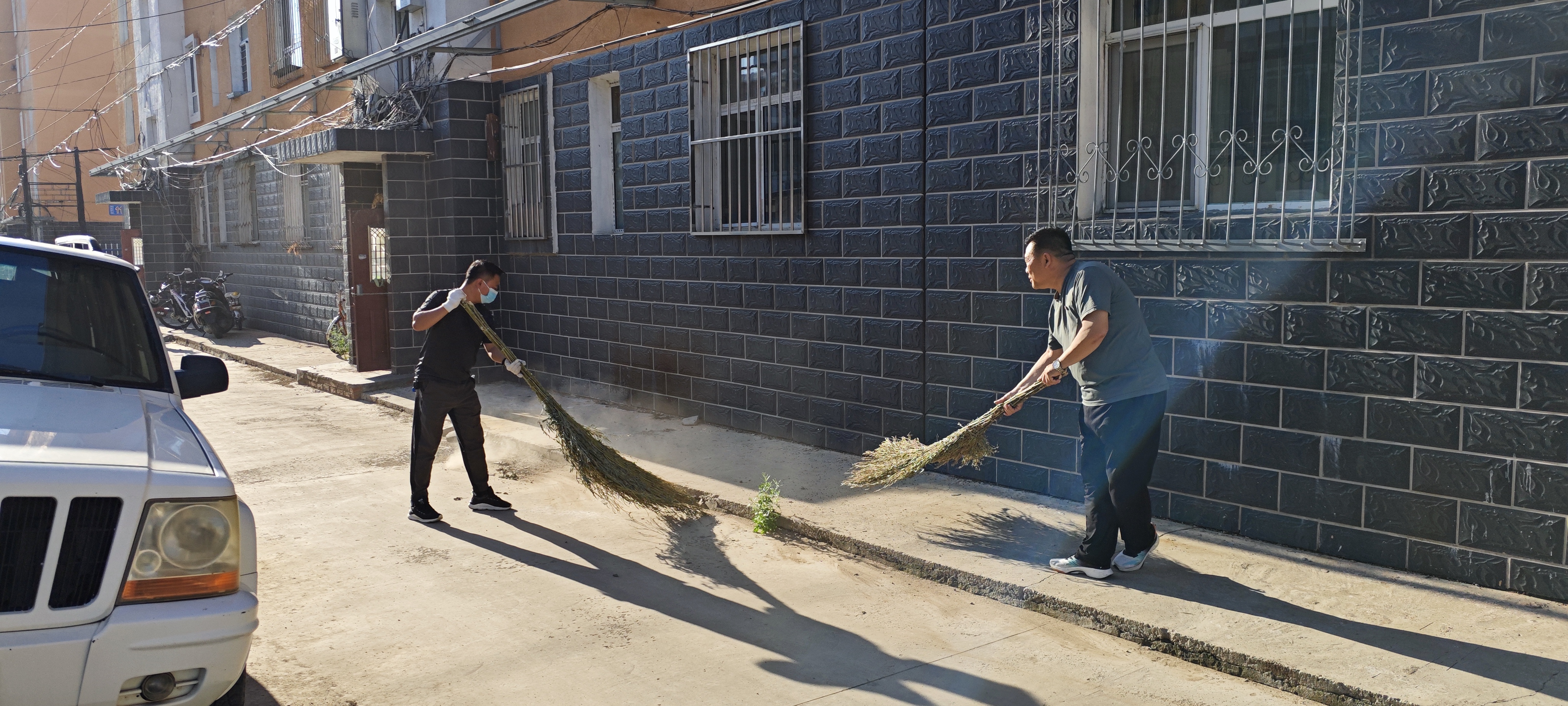 平庄分公司党委、平投物业公司党委联合开展“党员亮身份、担当践承诺”党员奉献活动(图2)