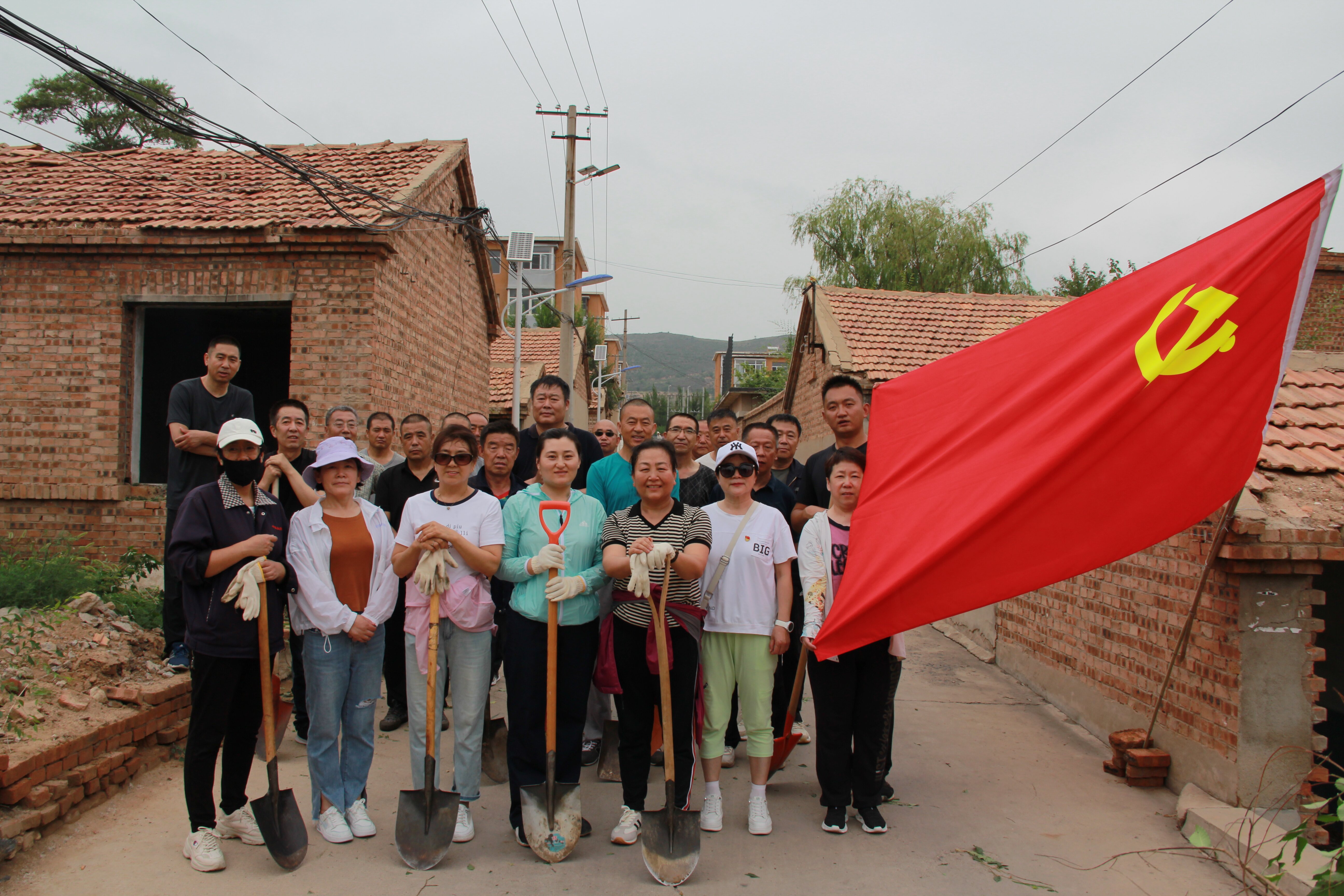 家物业公司党委、五家社区党支部开展党员义务奉献活动(图1)