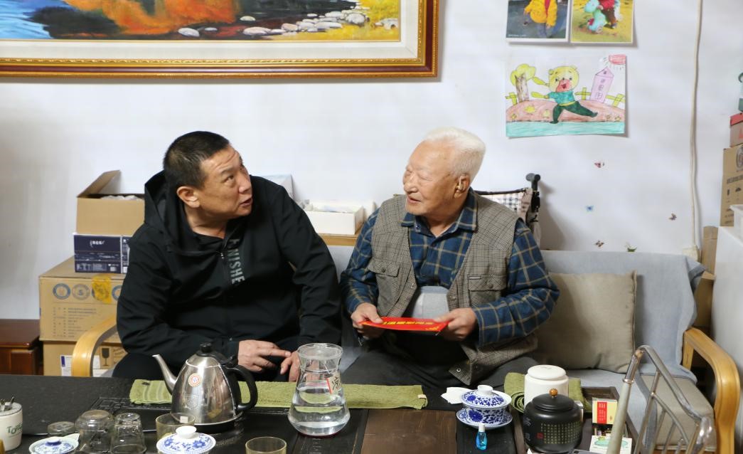 平煤投资公司党委开展走访慰问建国前参加工作的老干部、老党员活动(图2)