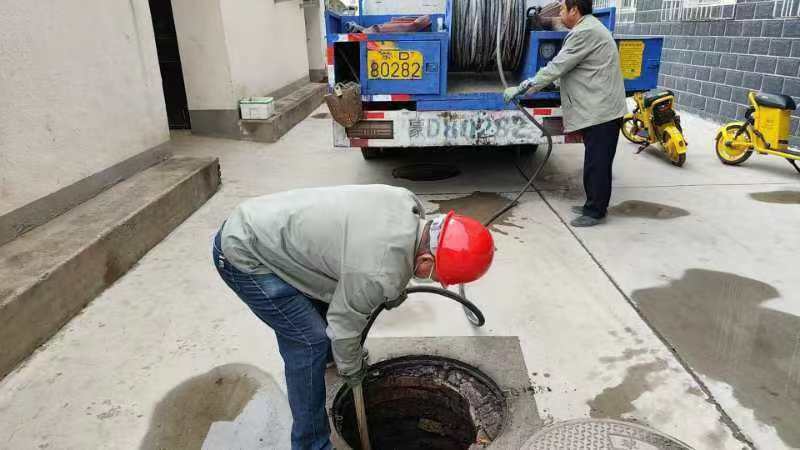 假期工作尽职责  为民服务显担当(图1)