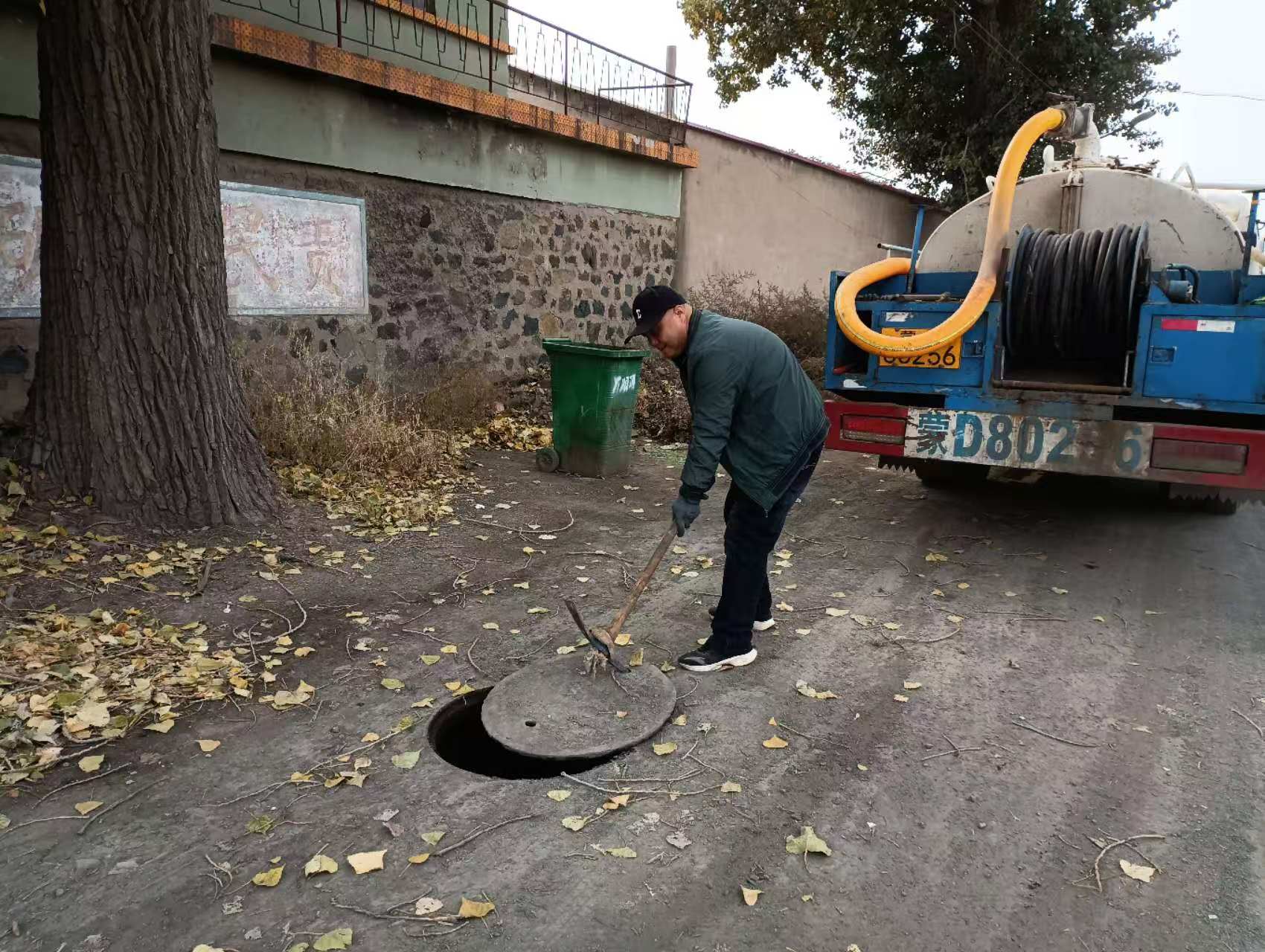 西露天分公司加强下水井日常巡检维护工作(图1) 西露天分公司加强下水井日常巡检维护工作(图1)