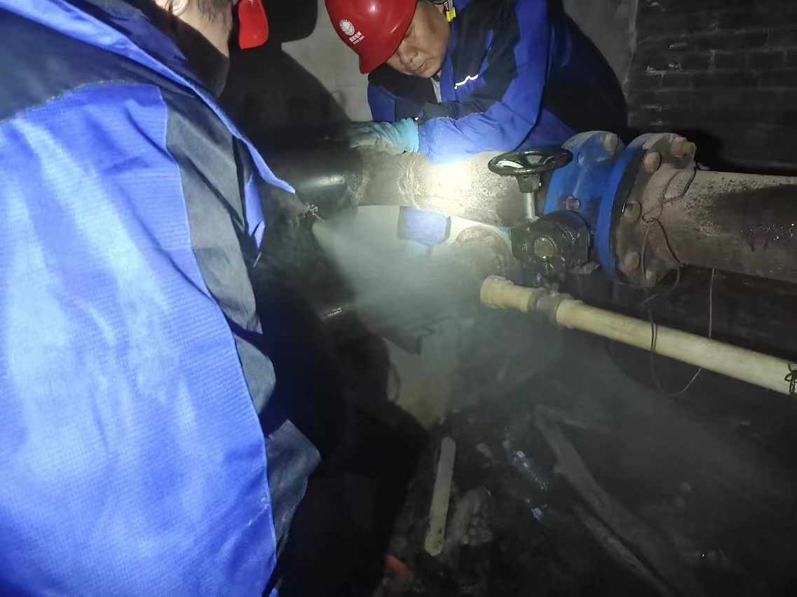 连夜抢修保供暖 全力以赴为民生(图1) 连夜抢修保供暖 全力以赴为民生(图1)