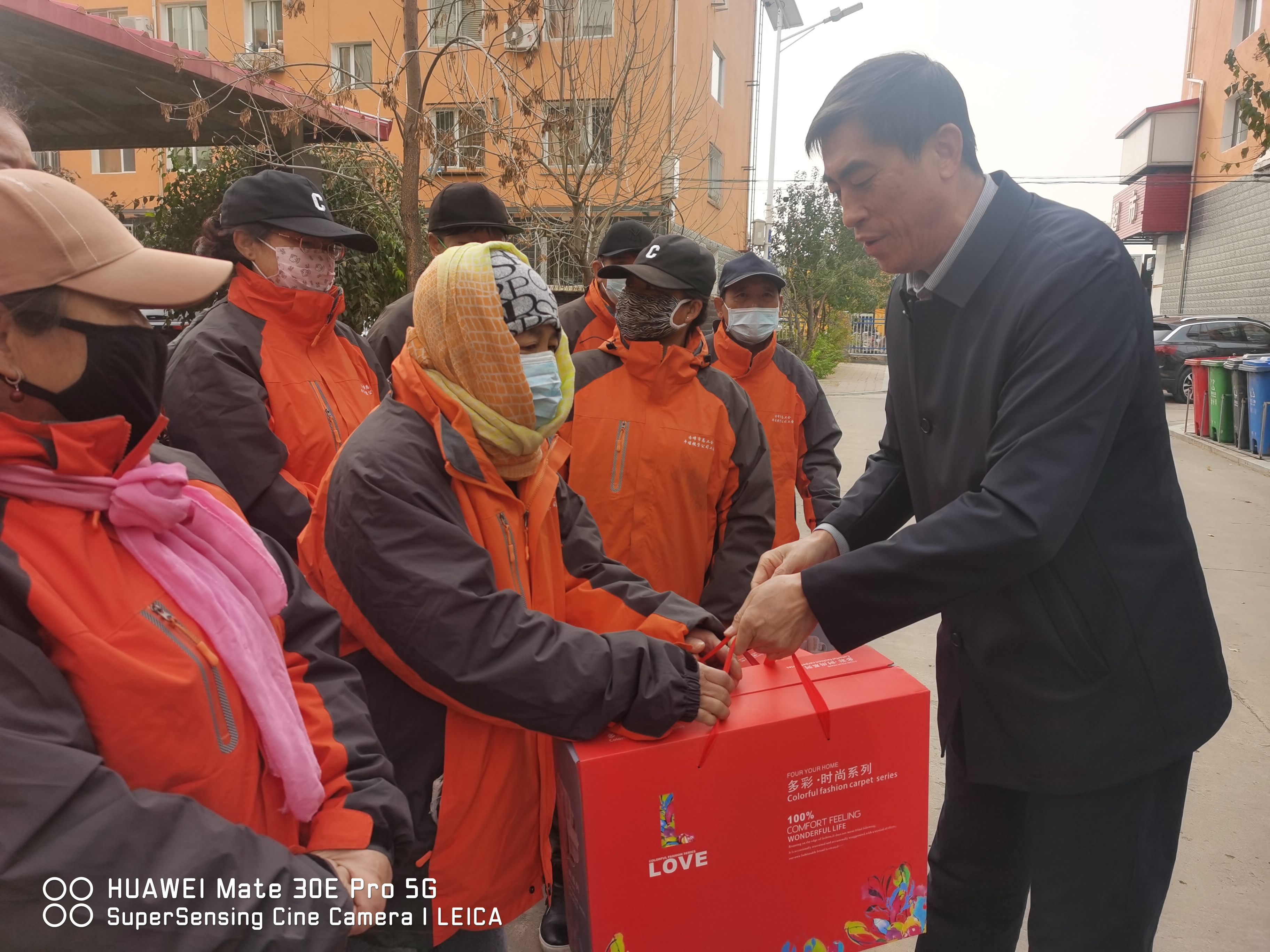 赤峰市总工会与赤峰平煤投资有限责任公司工会联合开展“致敬环卫工 点赞新时代”慰问环卫工人行动(图4)