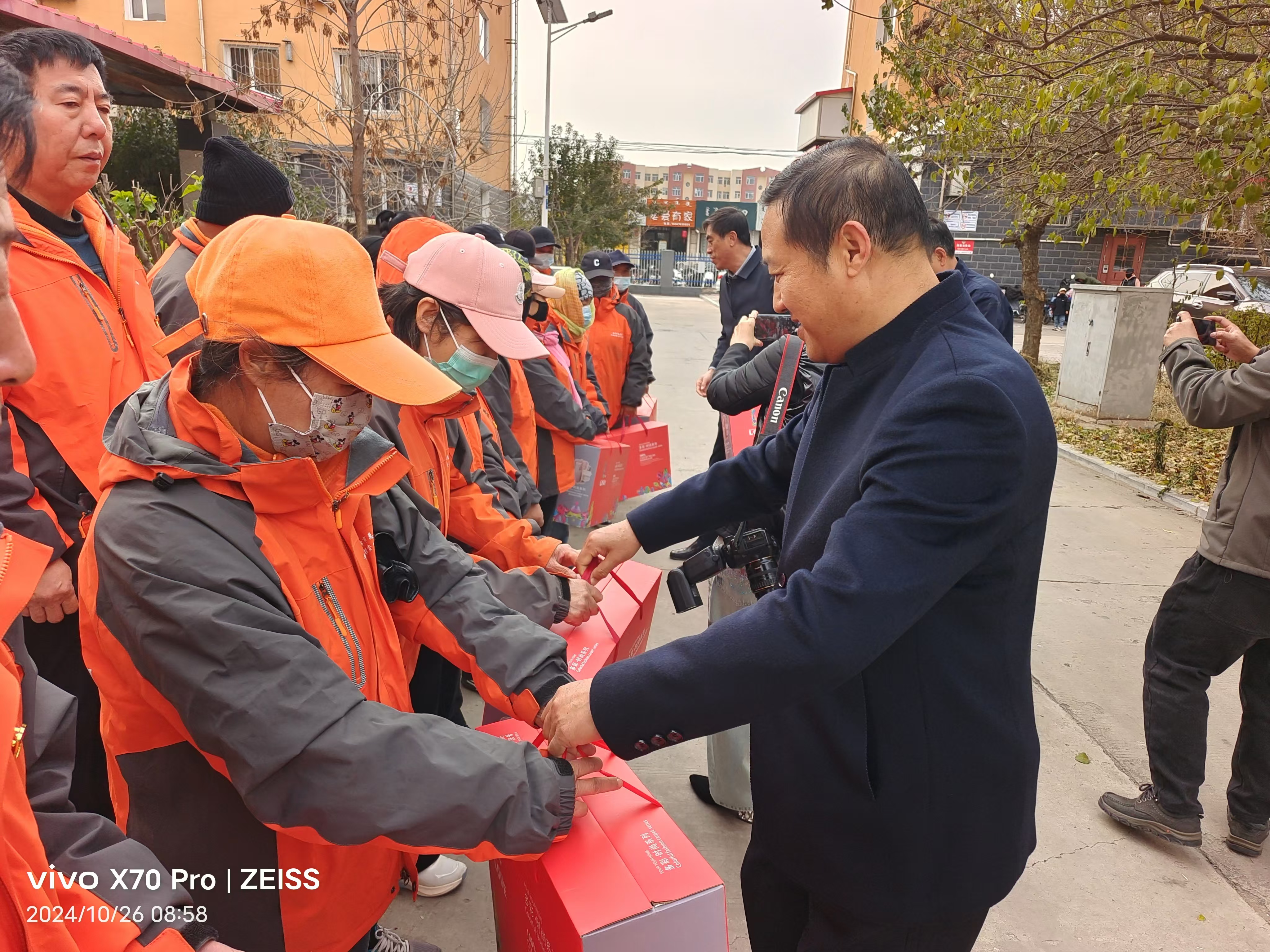 赤峰市总工会与赤峰平煤投资有限责任公司工会联合开展“致敬环卫工 点赞新时代”慰问环卫工人行动(图5)