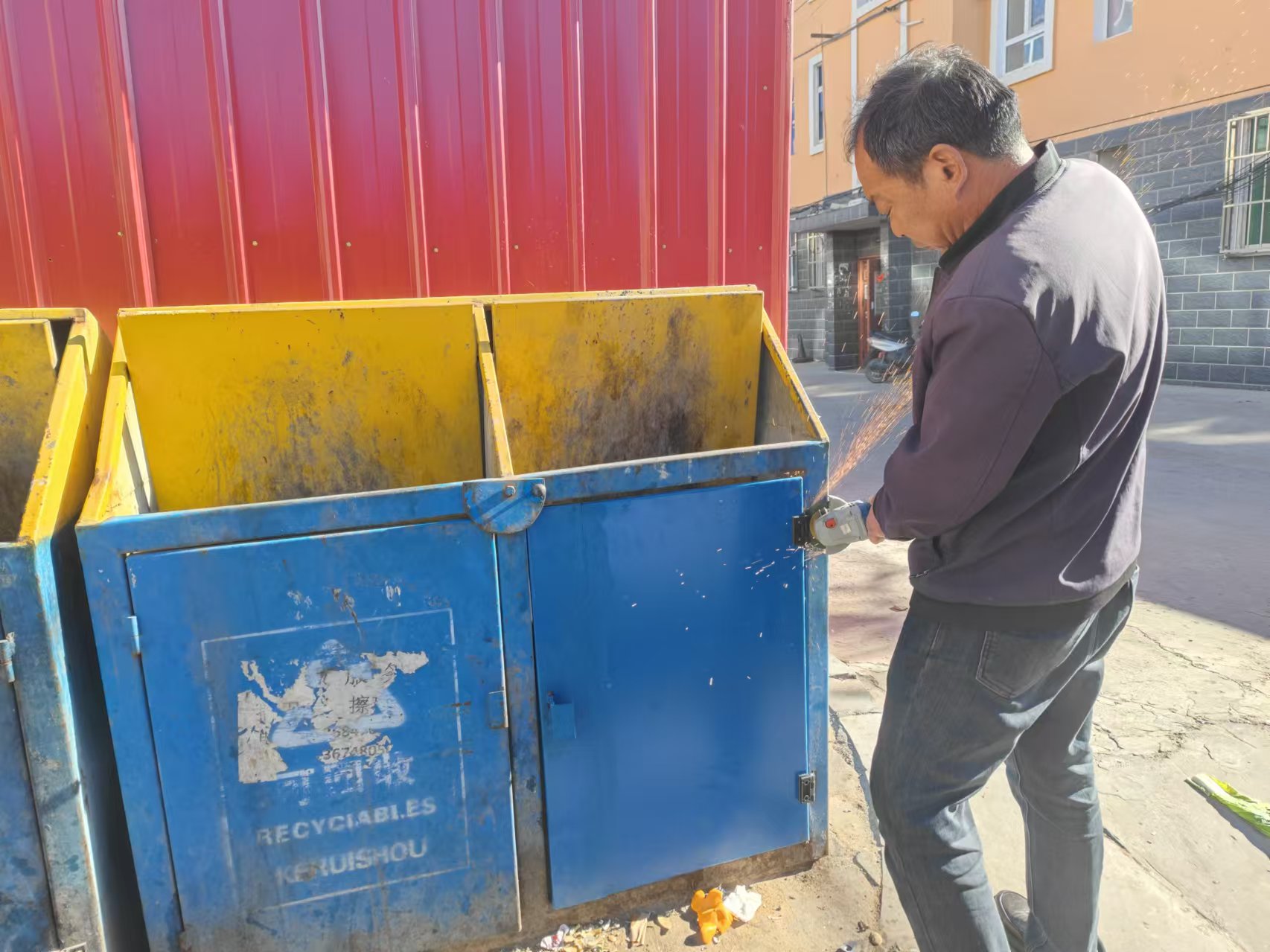 从垃圾箱修理，践行过“紧日子”要求(图2)