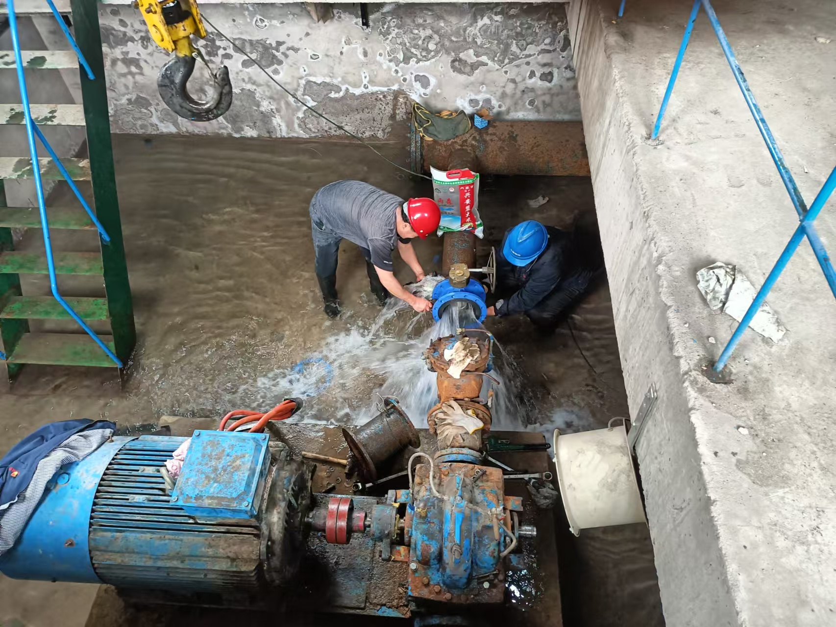 冬季供水抢修忙(图1)