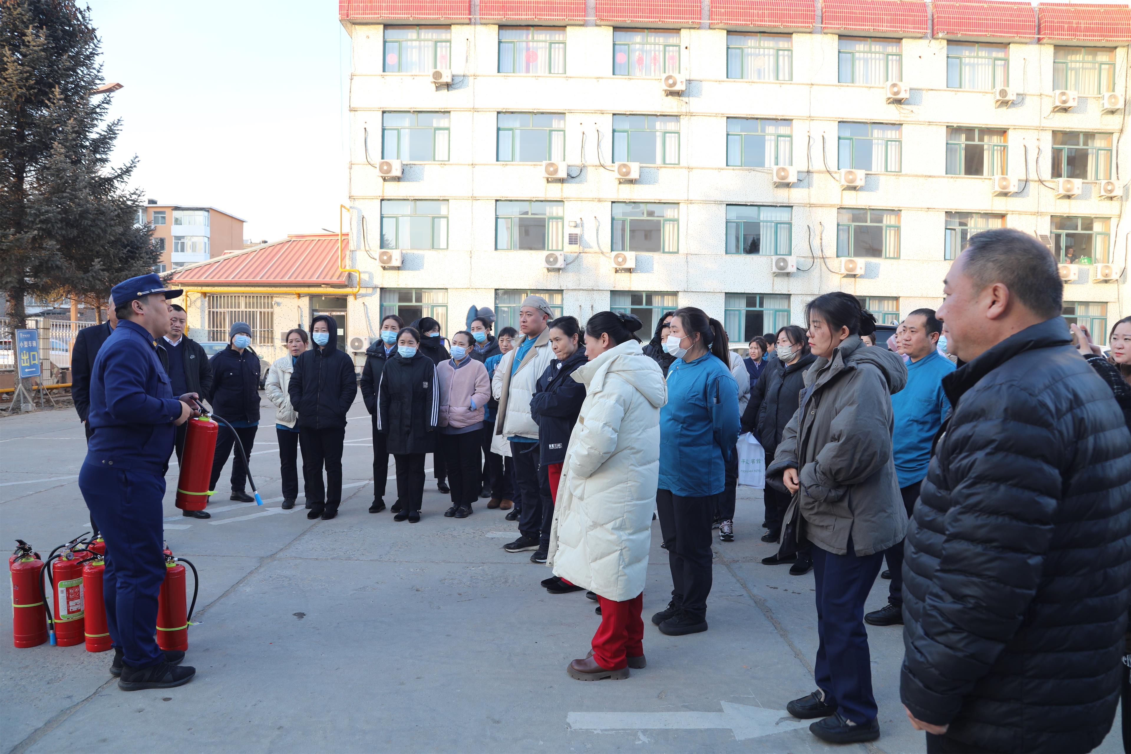 平庄宾馆开展消防安全演练(图2)