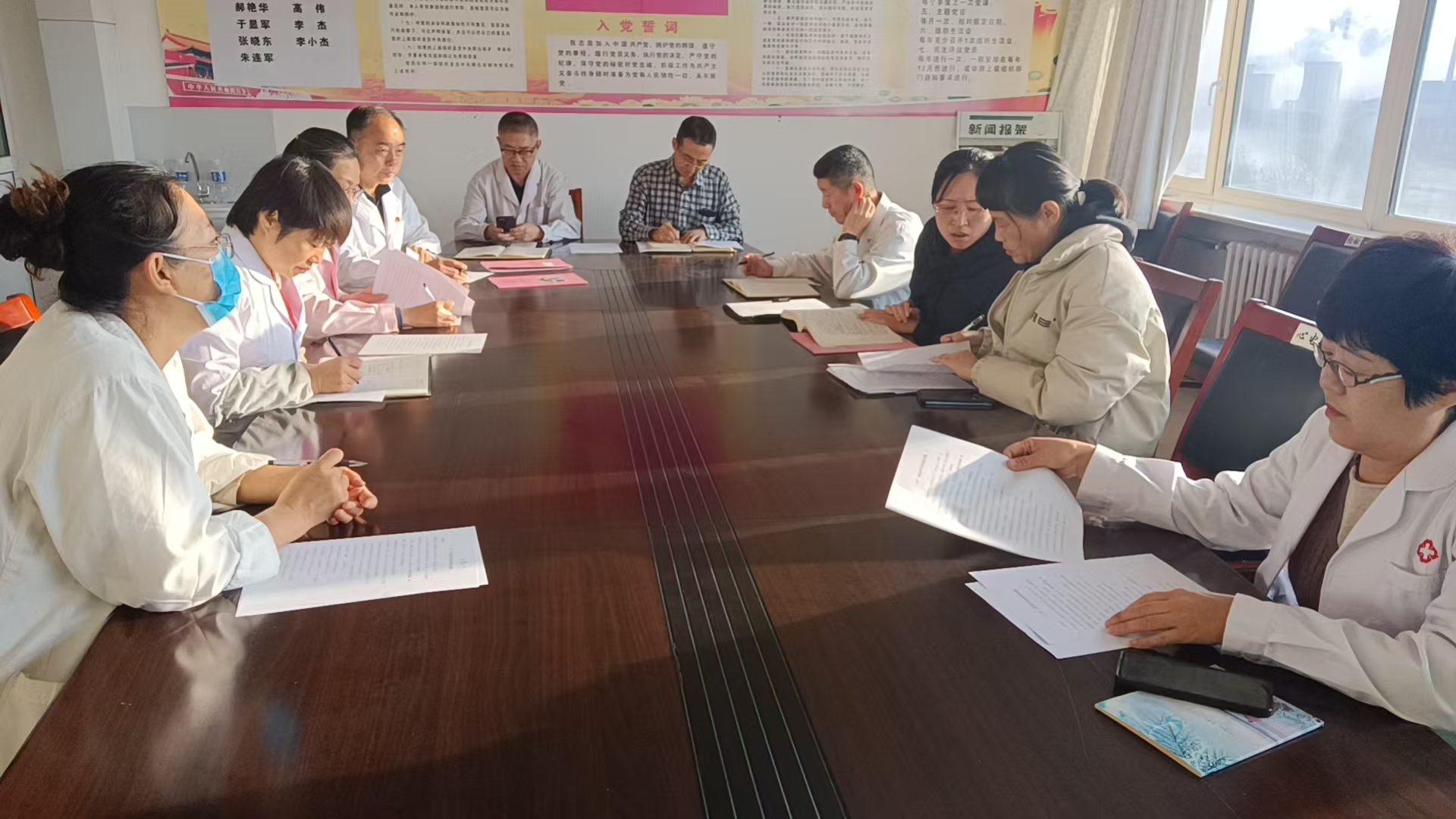 医院党支部开展“关照工残老人志愿服务”活动(图1)