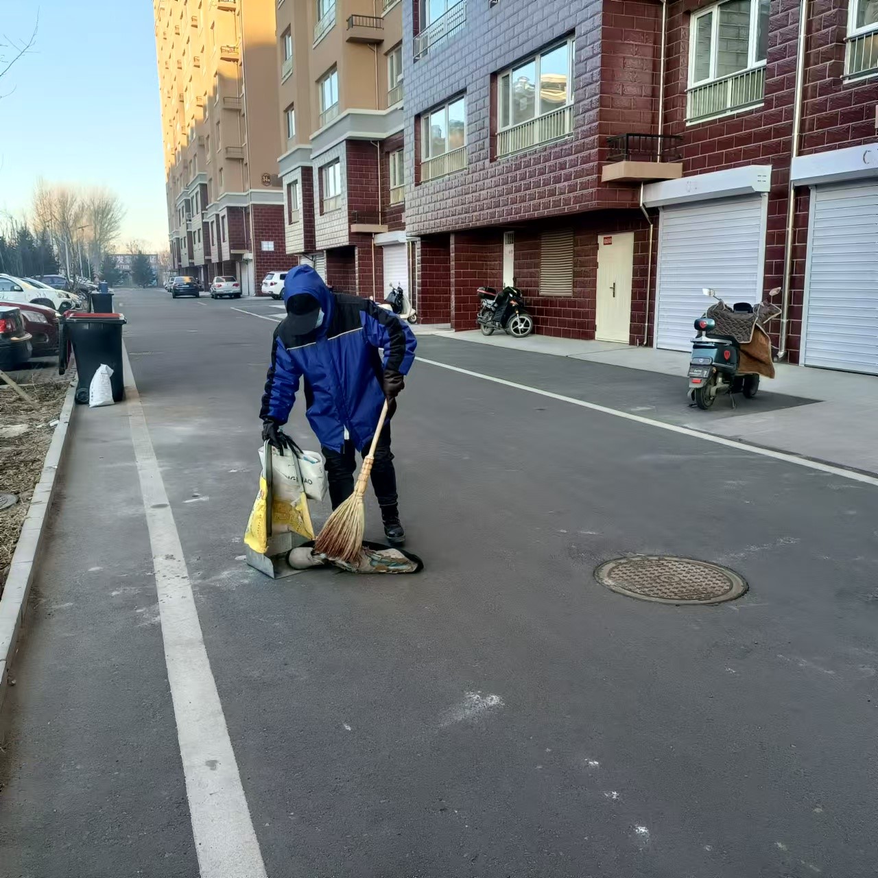 致敬辛勤保洁员(图1)