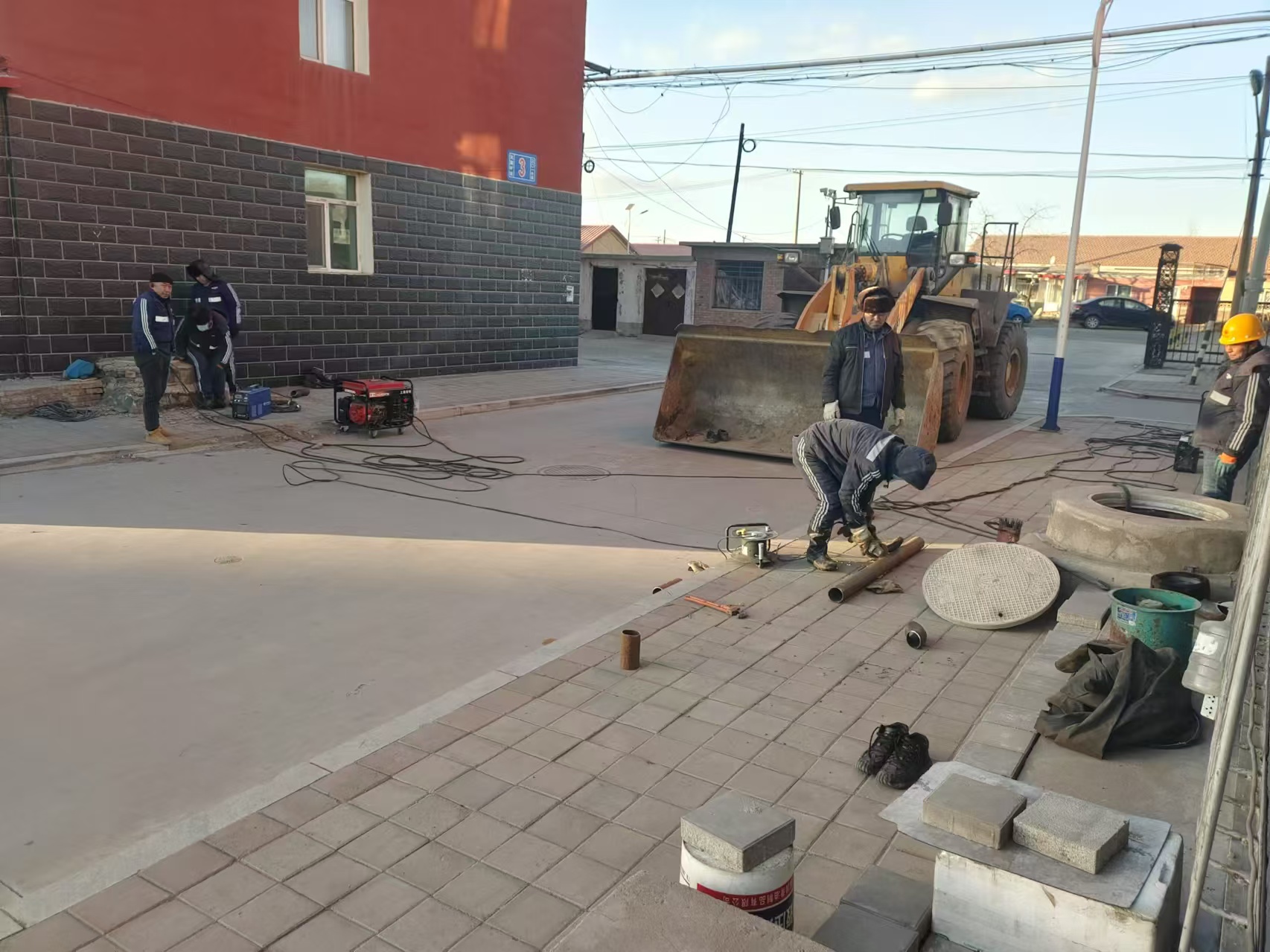 兄弟单位联合抢修 齐心协力确保供暖(图1)