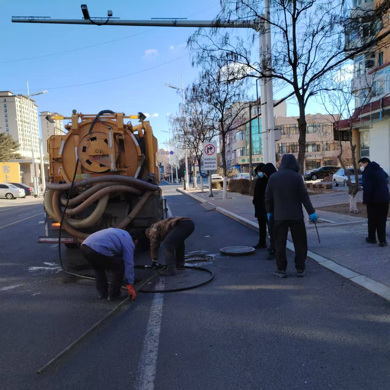 寒冬无阻显担当   坚守岗位保畅通(图2) 寒冬无阻显担当   坚守岗位保畅通(图2)