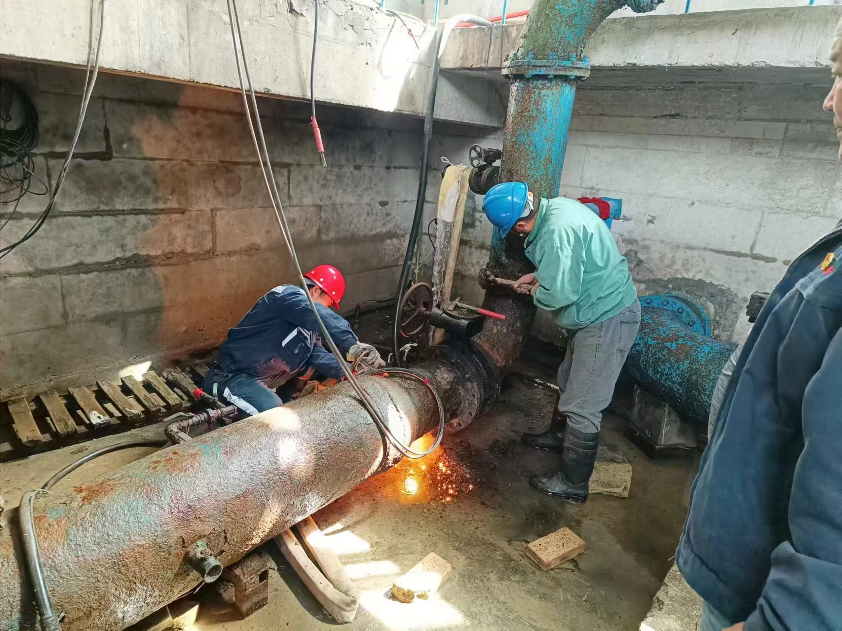 团队突击检修 确保春节供水(图1)