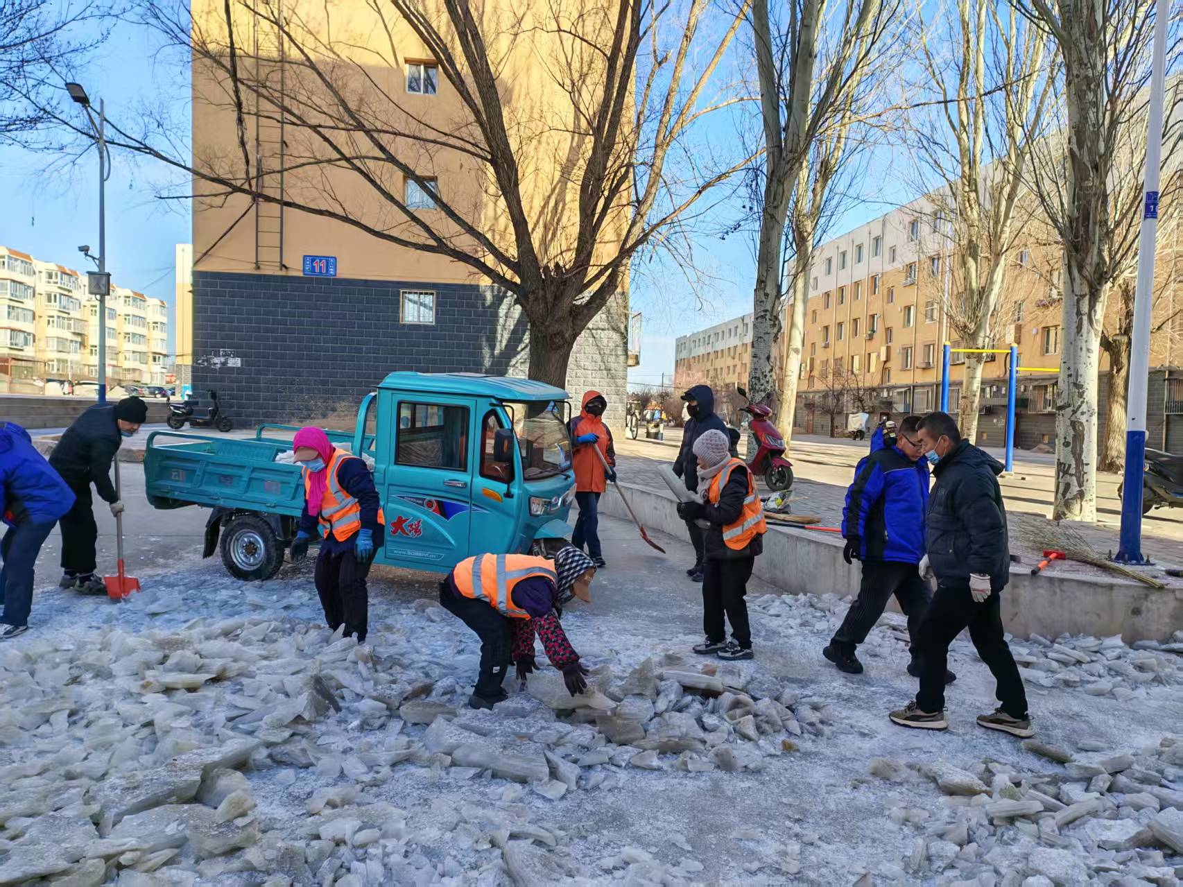 居民楼道路除冰撒盐 保障居民安全出行(图1)