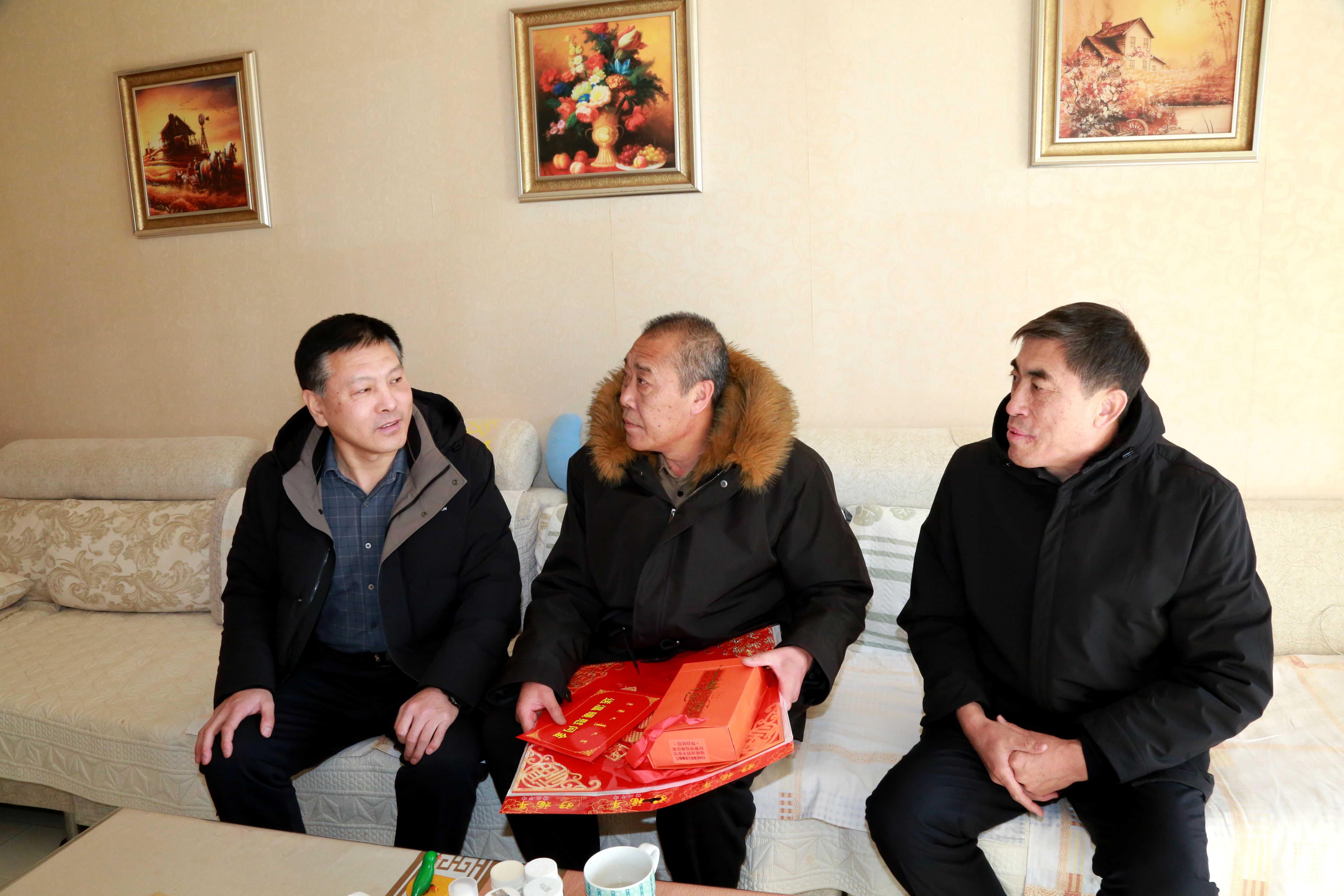 市国资委领导走访慰问平煤投资公司困难党员(图1)