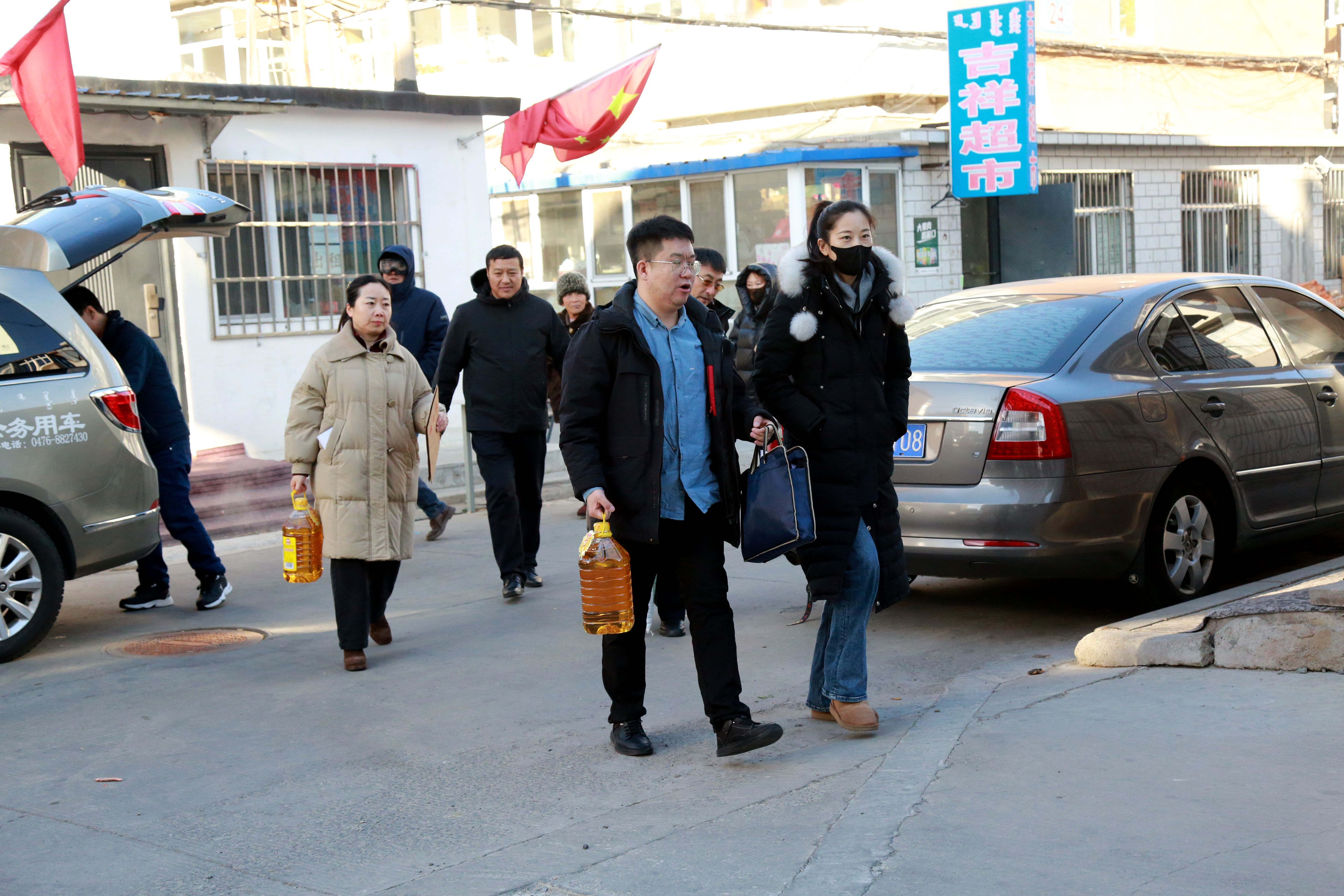 市国资委领导走访慰问平煤投资公司困难党员(图2)