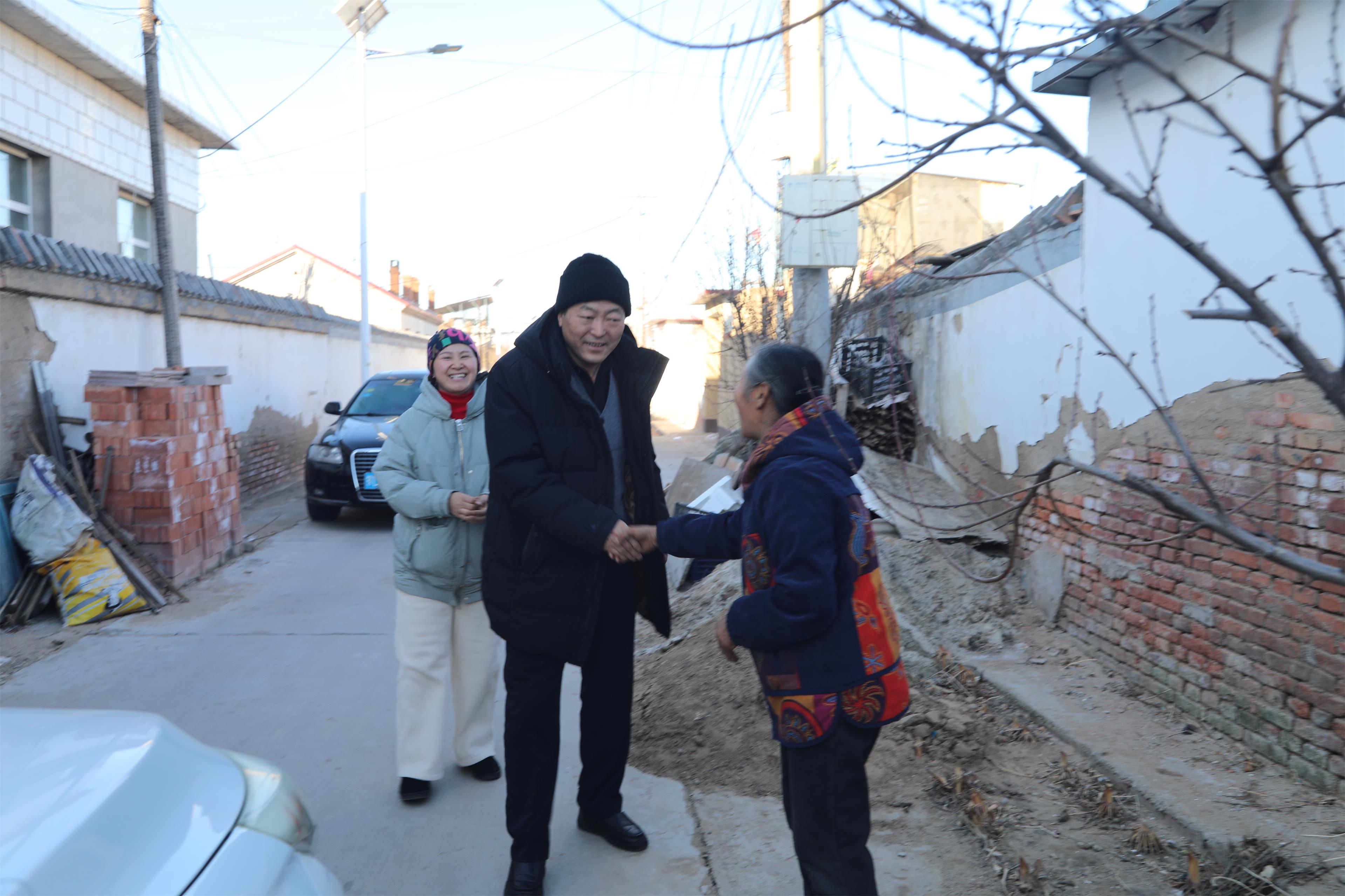 平庄宾馆新春送暖，情系困难职工(图1)