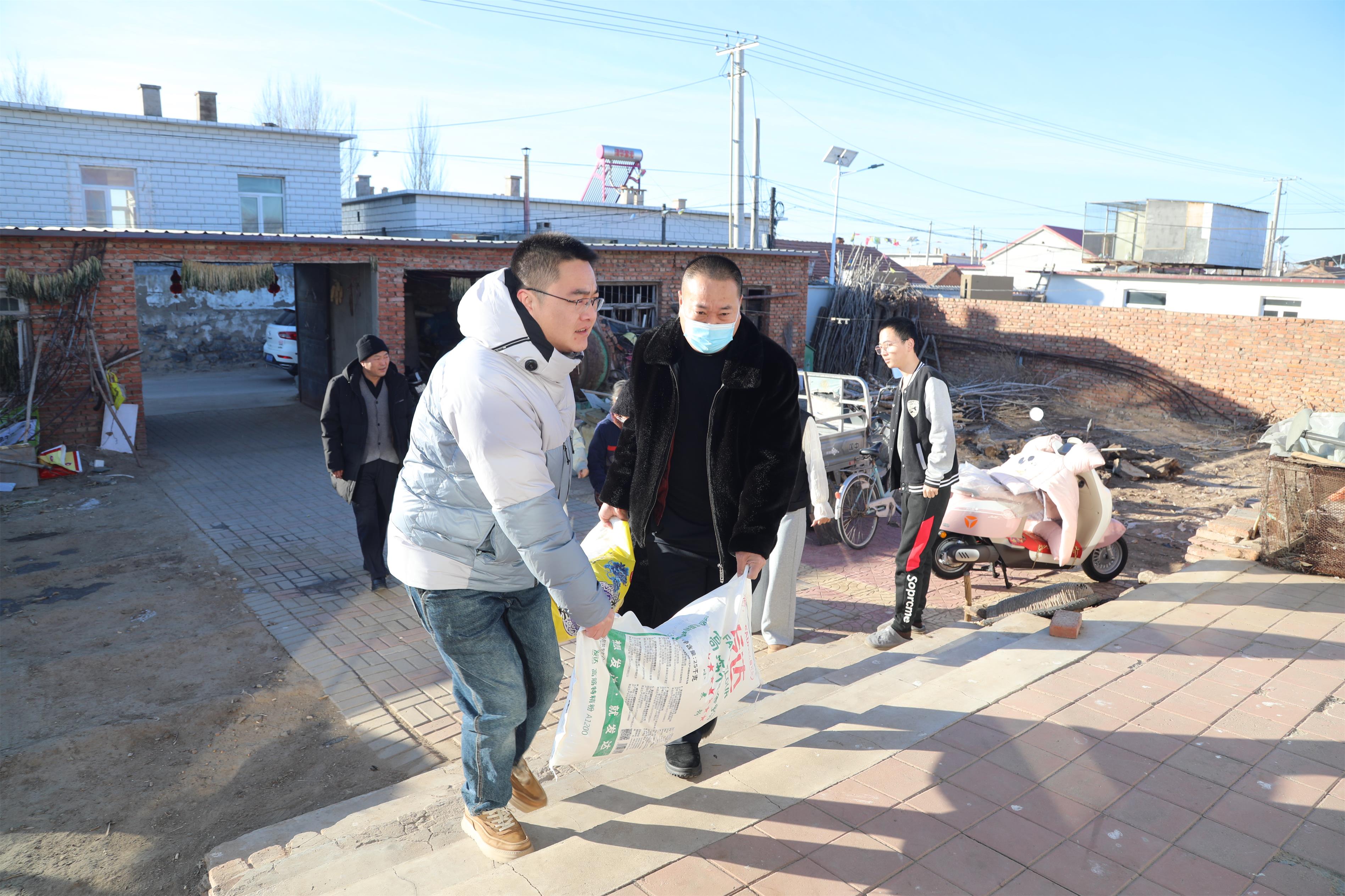 平庄宾馆新春送暖，情系困难职工(图2)