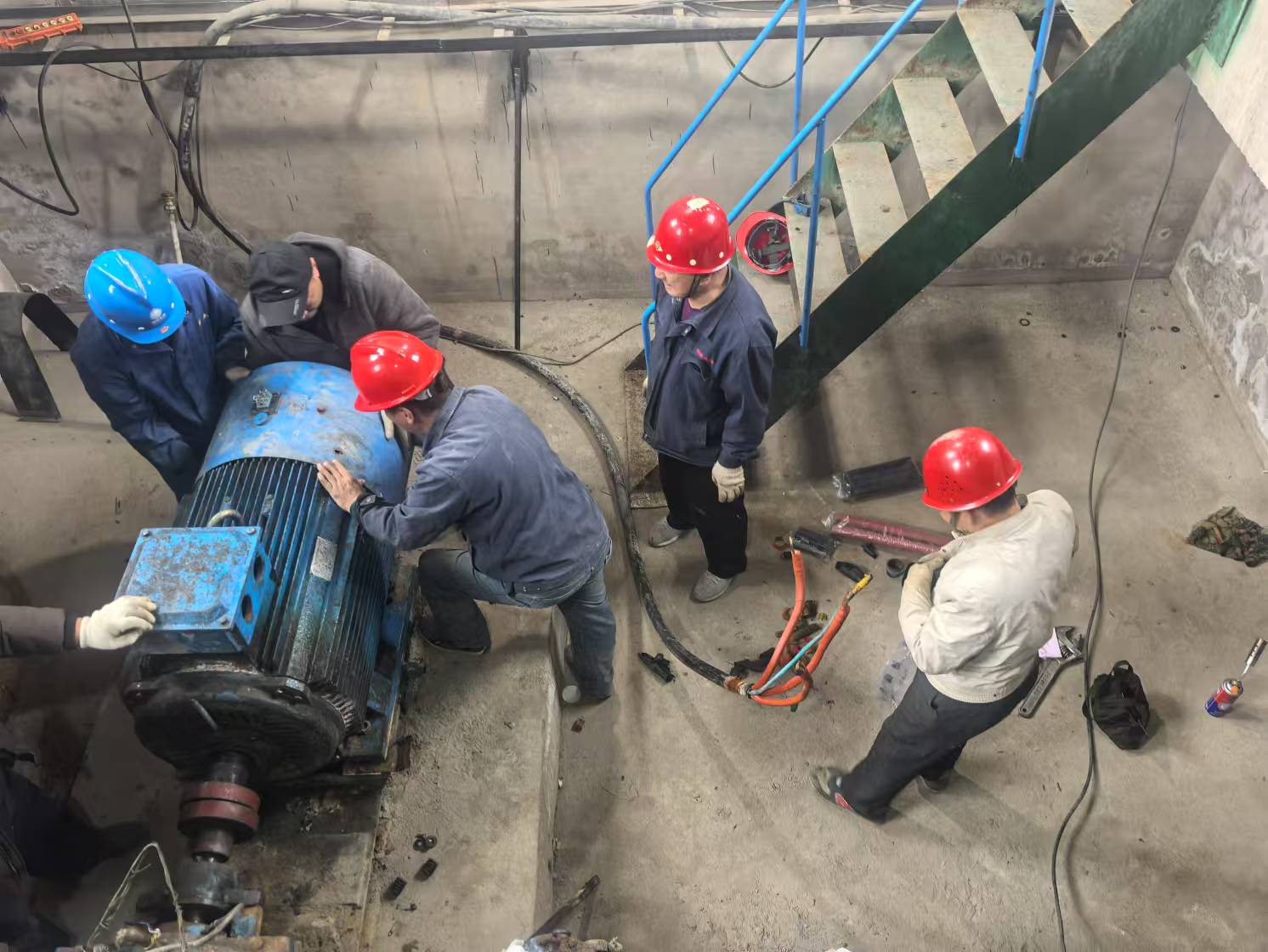 元煤物业公司全力做好年前检修工作(图1)