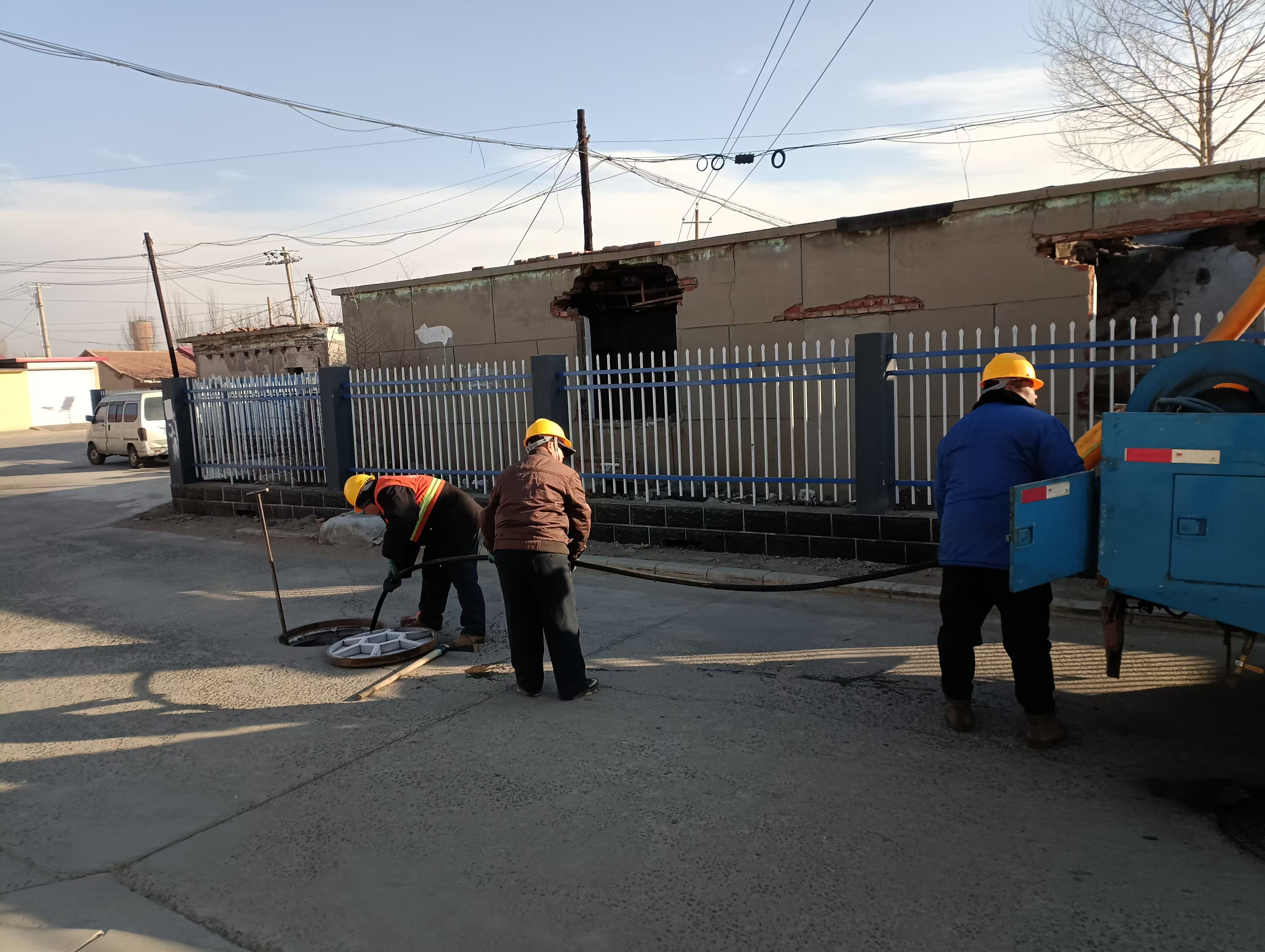 西露天分公司物业管理中心加强对辖区内平房下水管道治理工作(图1)