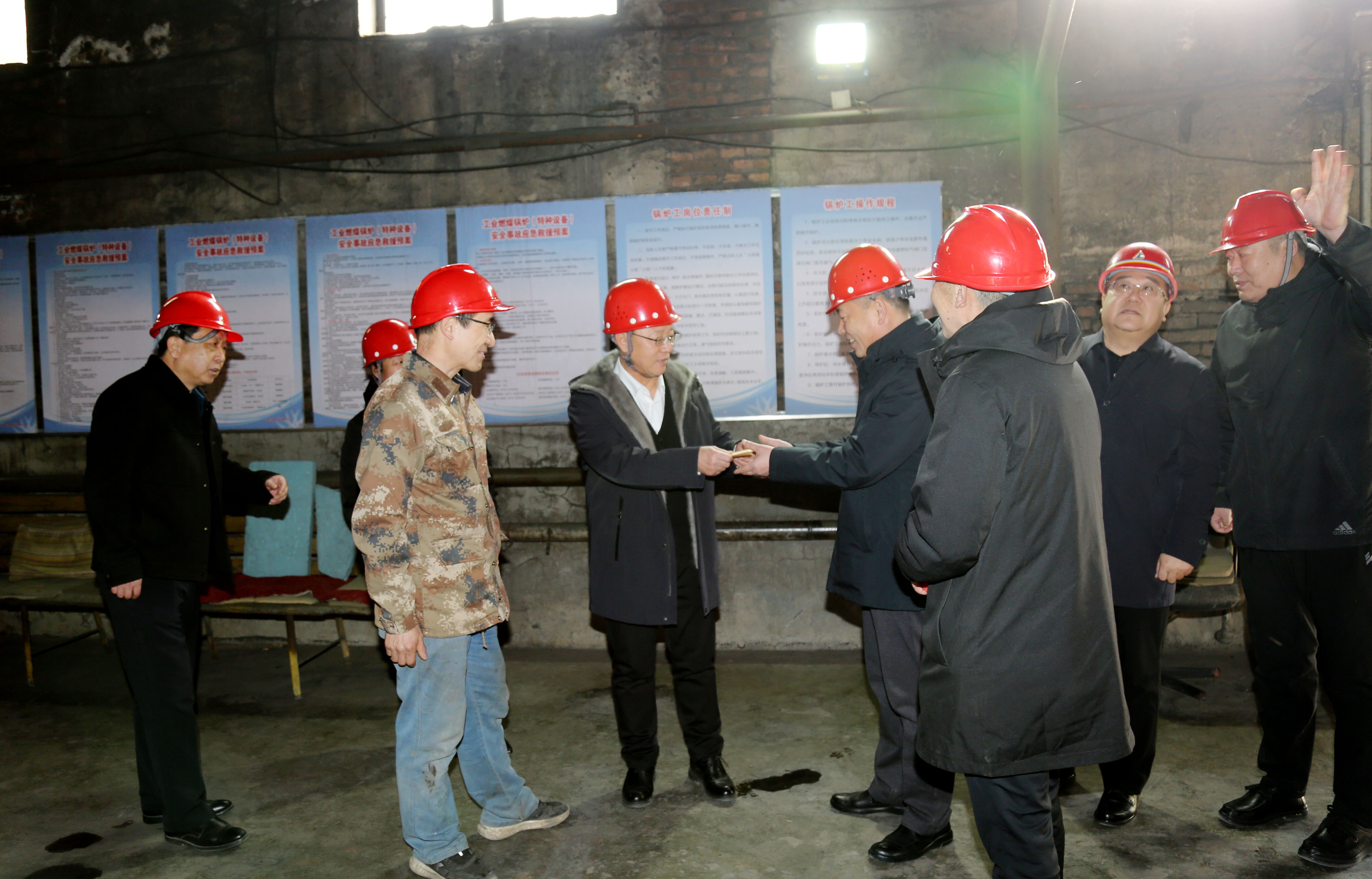 平煤投资公司领导春节送温暖关爱一线职工(图2)