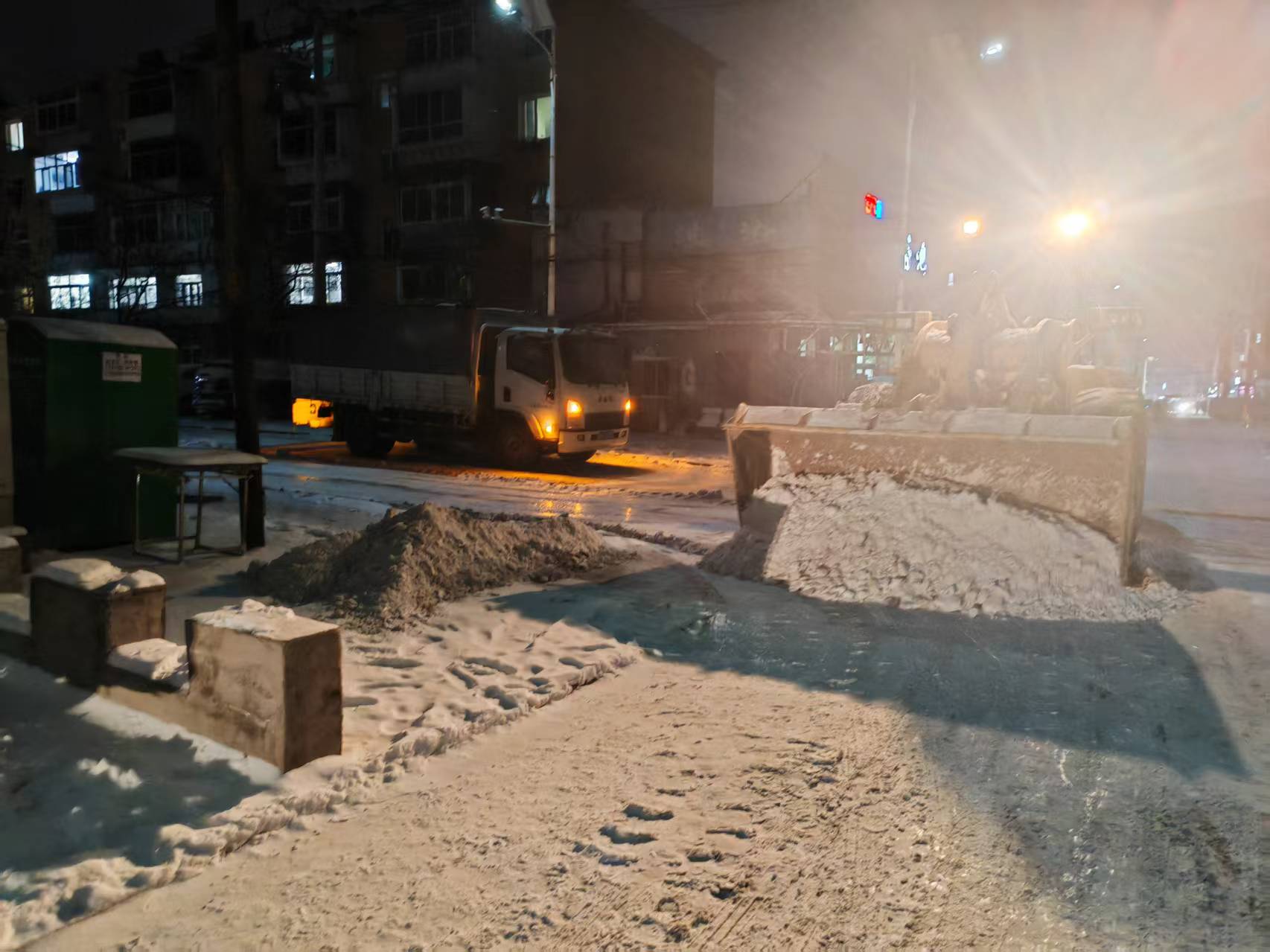 春节前夕连夜除雪 确保居民安全过年(图1)