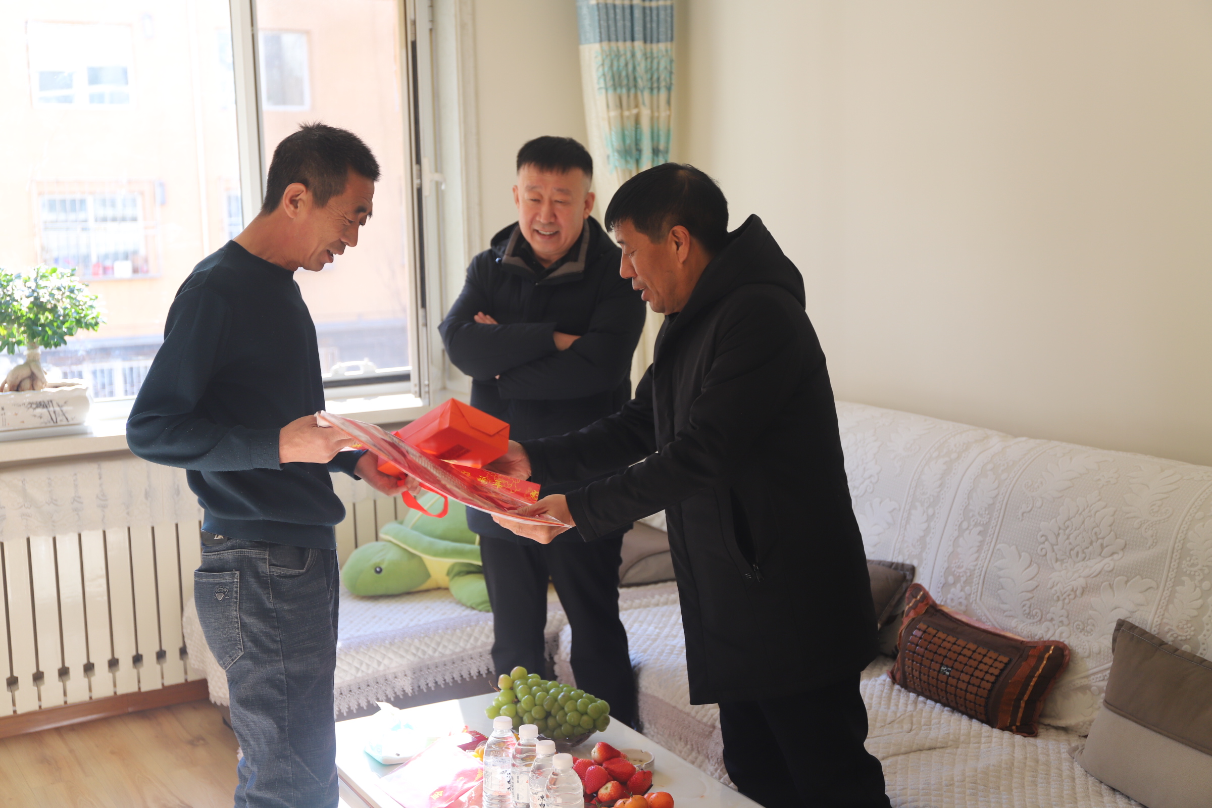 一声问候显温情 登门拜访传爱心(图1)