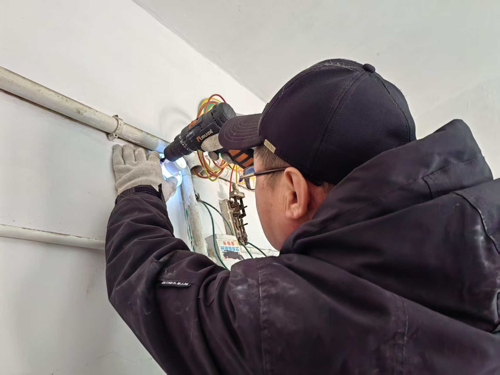 暖心维修  照亮回家的路(图1)