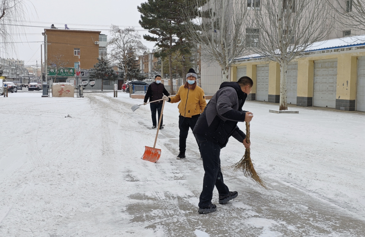 扫雪除冰保出行  一心为民庆佳节(图1) 扫雪除冰保出行  一心为民庆佳节(图1)