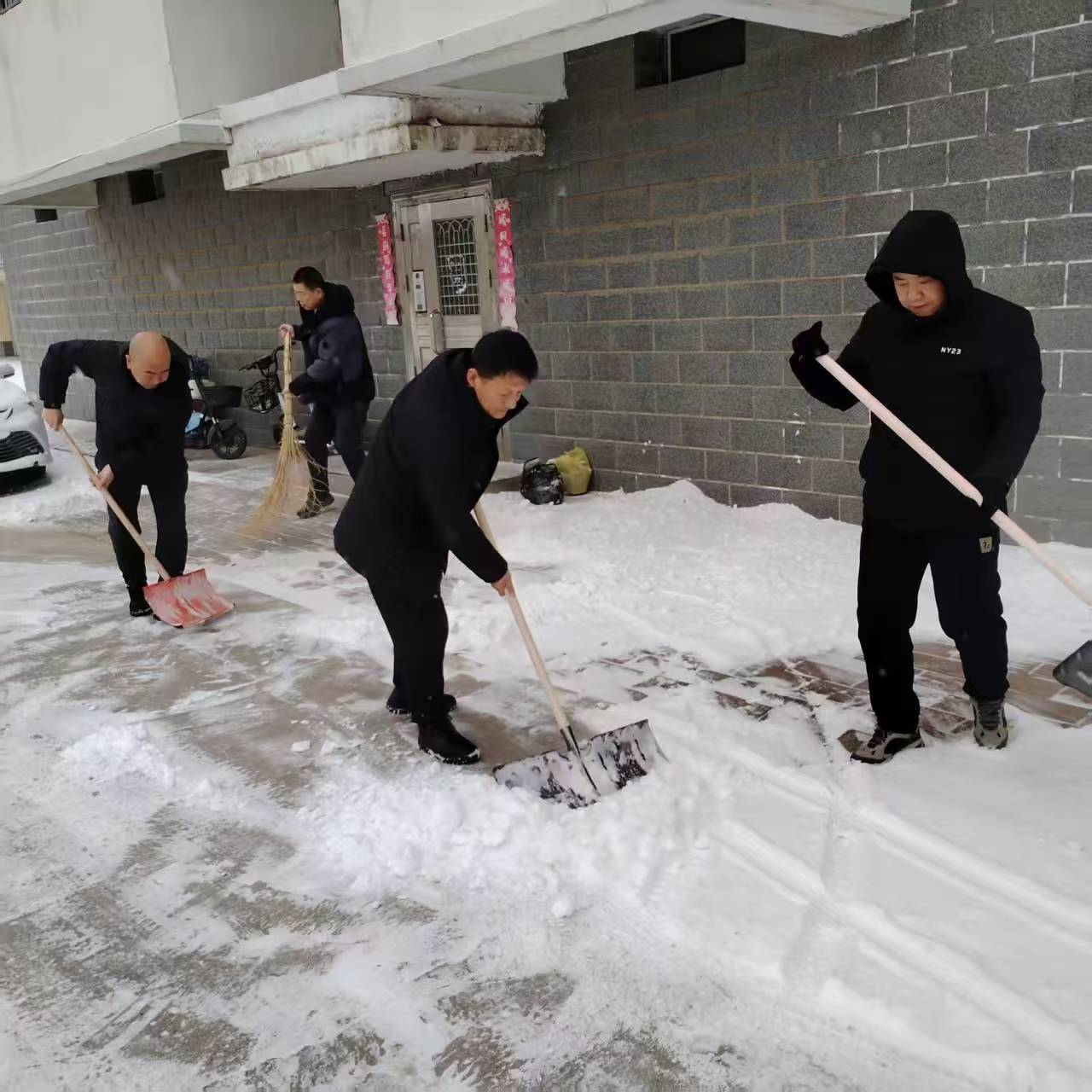 扫雪除冰保出行  一心为民庆佳节(图2) 扫雪除冰保出行  一心为民庆佳节(图2)