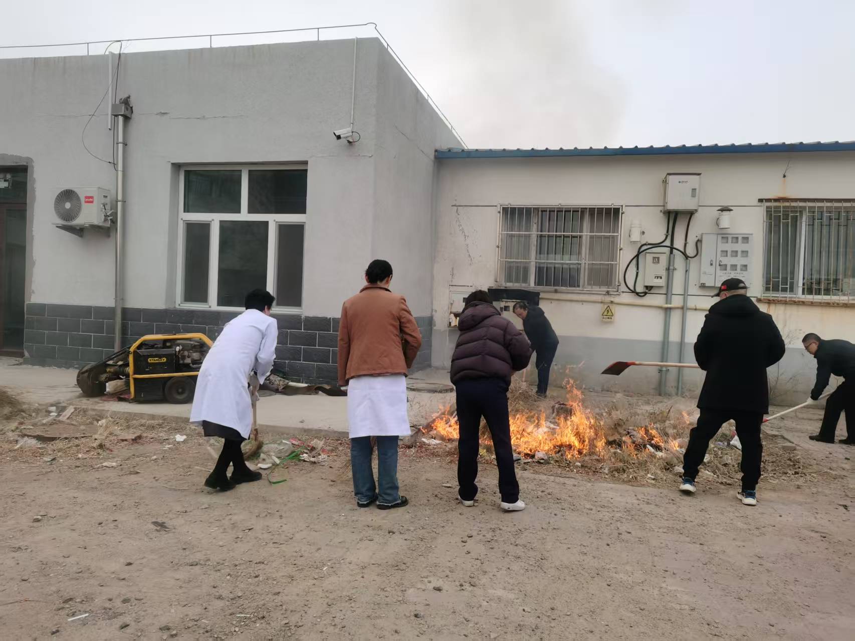 元煤物业公司医院党支部开展“弘扬雷锋精神，建设美丽矿区”主题党日活动(图2)