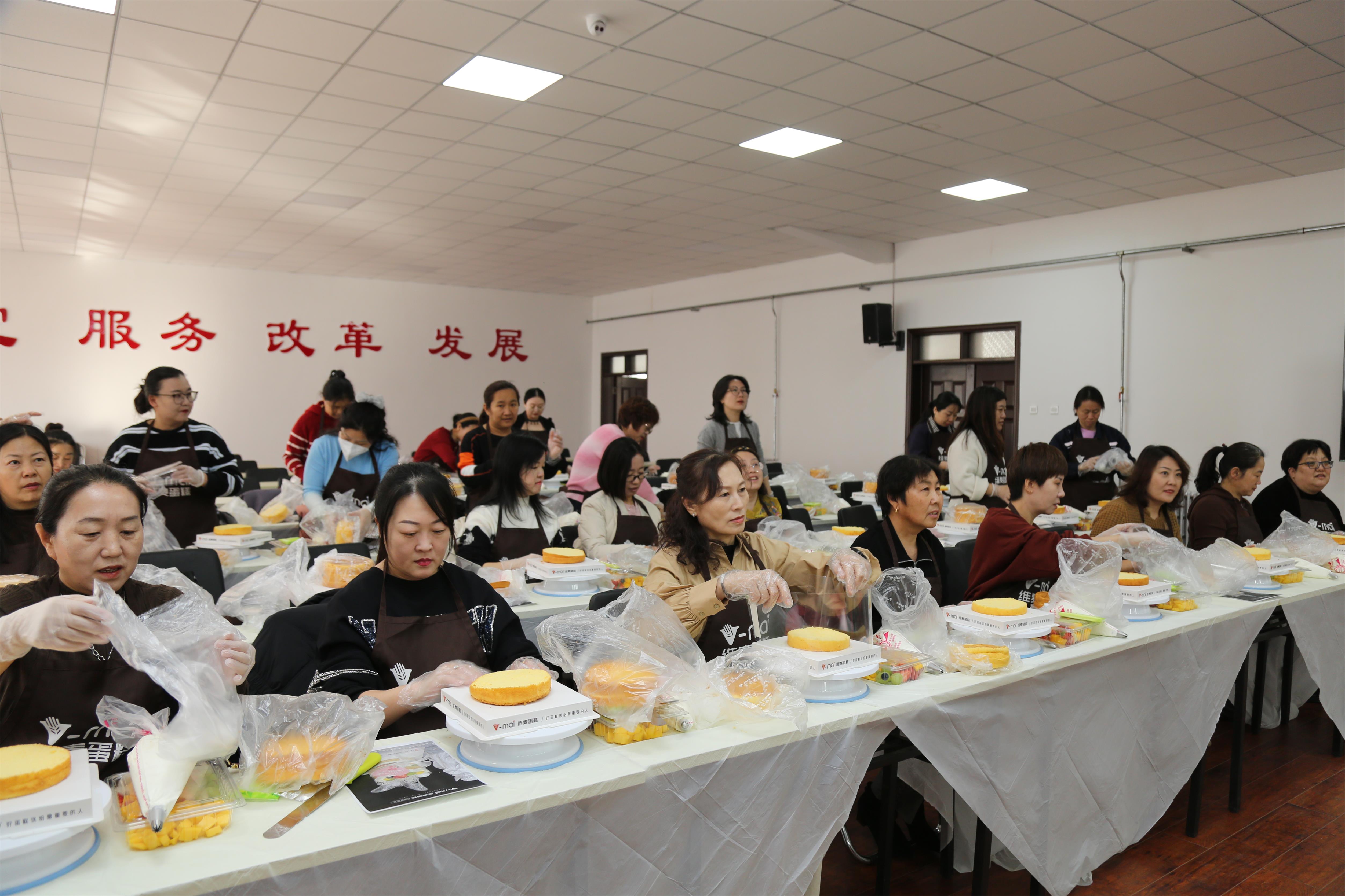 平煤投资公司机关党委组织开展“爱美食更爱生活”蛋糕DIY主题活动(图1)