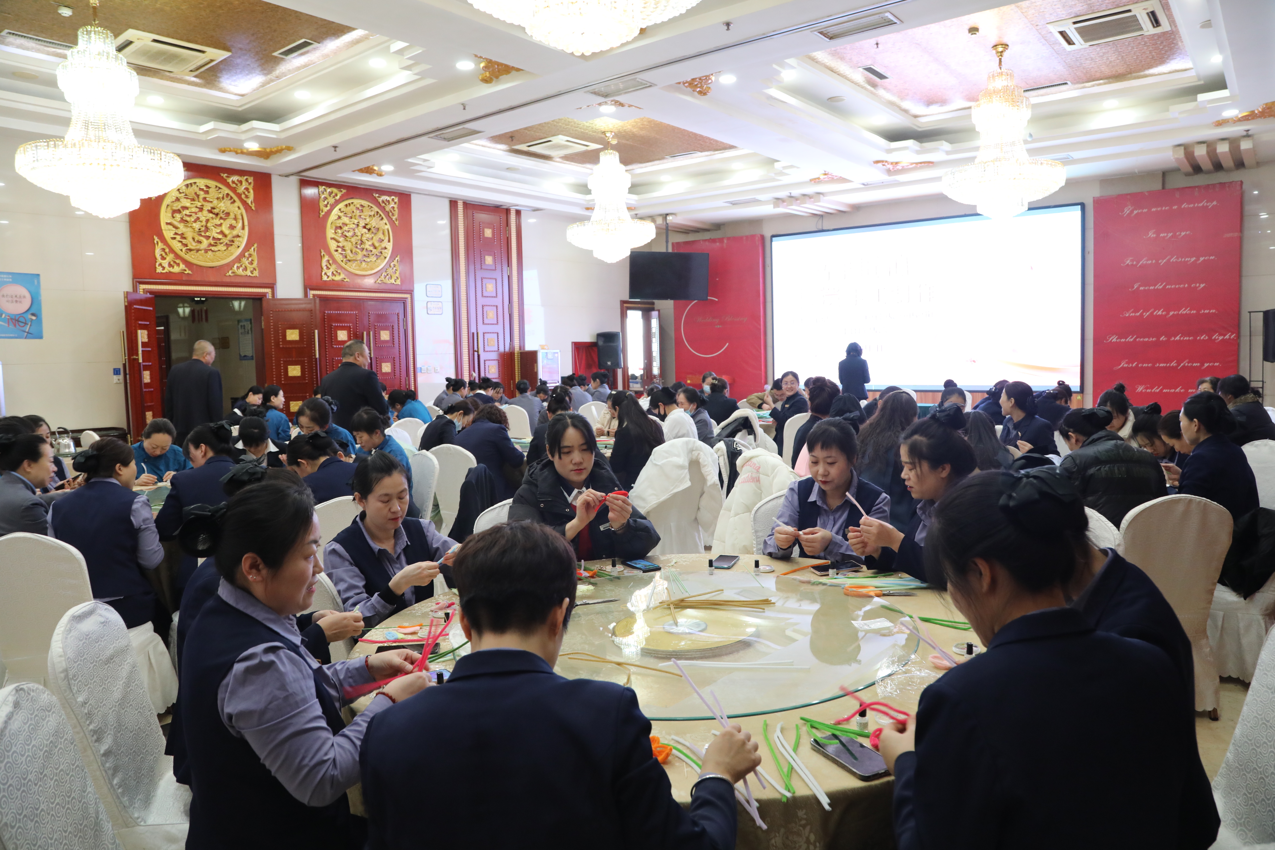 平庄宾馆开展巧手匠心·非遗手工制作纪念“三八”国际妇女节手工DIY活动(图1)