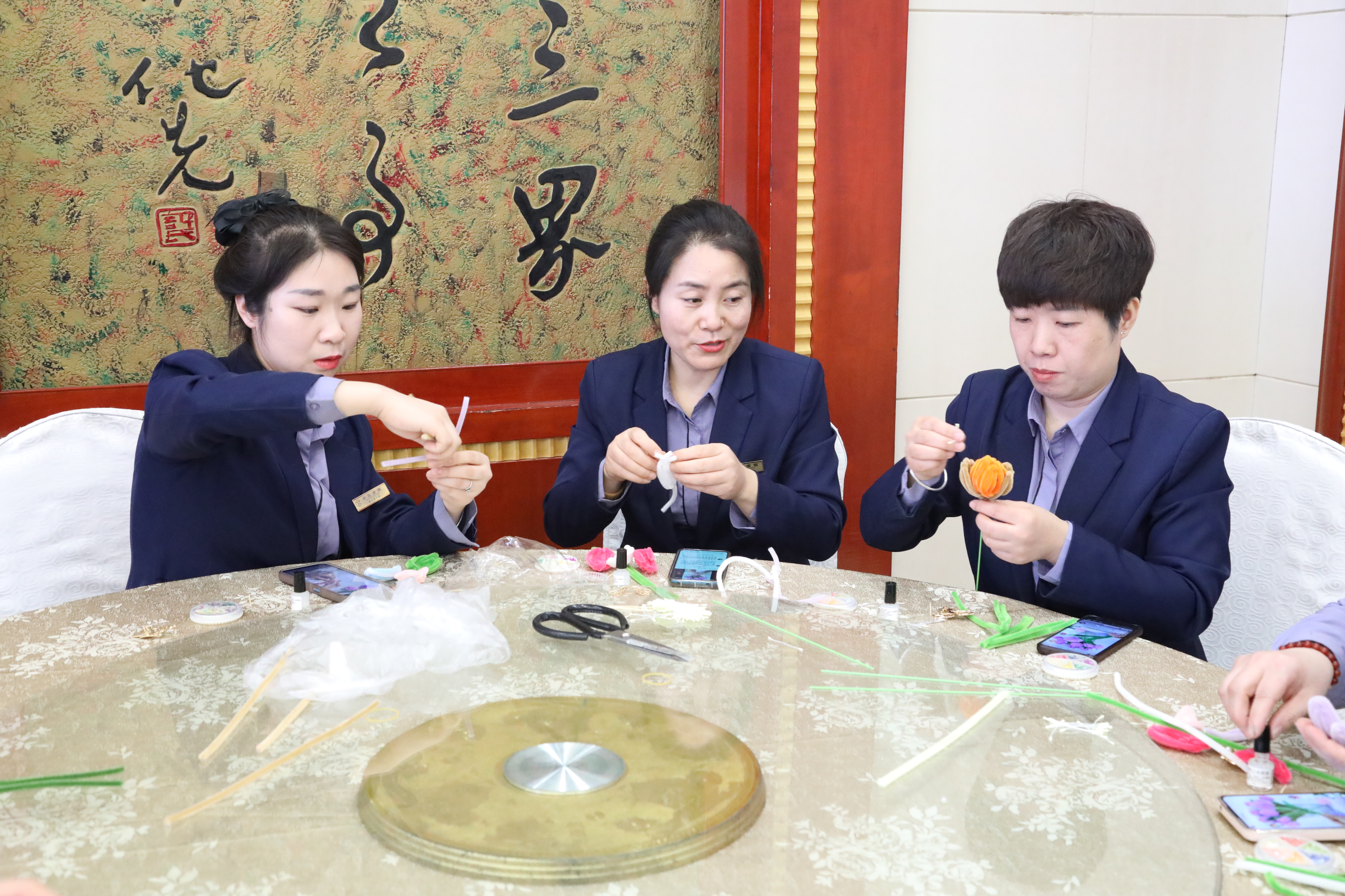 平庄宾馆开展巧手匠心·非遗手工制作纪念“三八”国际妇女节手工DIY活动(图2)